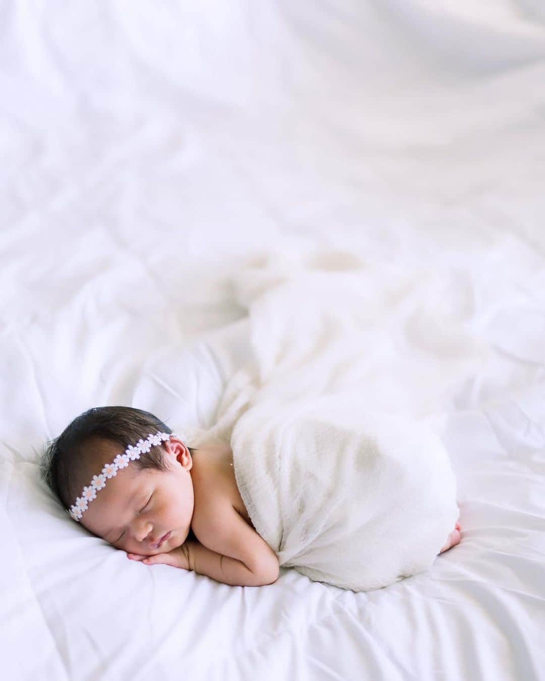 鮎河ナオミのインスタグラム：「My little sunshine💛  #babysunny #newborn #newbornphotography #8days #8daysold」