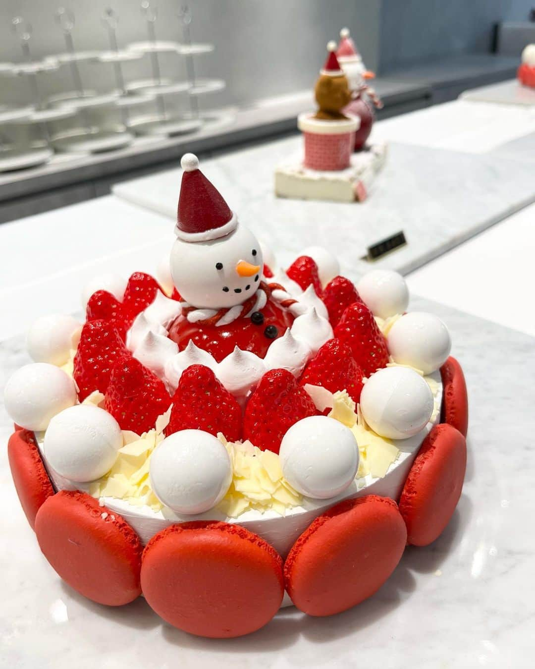 渋谷恭子のインスタグラム：「Happy  Snow man Xmas ⛄️🎄🧑‍🎄  可愛すぎるケーキ🎂テンションが上がりました！！  今年のクリスマスケーキのご予約 @louangetokyo_lemusee  @louange_tokyo   ぜひチェックしてみてくださいね🥰💕  #PR #LOUANGETOKYO #ルワンジュ東京 #ルワンジュ東京ルミュゼ #スイーツ #スイーツ好きな人と繋がりたい #銀座 #クリスマス #クリスマスケーキ #クリスマスケーキ予約 #クリスマススイーツ #ケーキ」