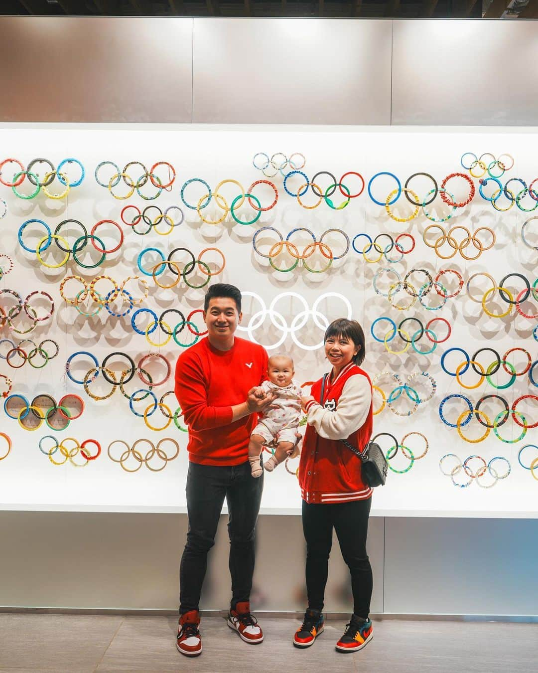 グレイシア・ポリーさんのインスタグラム写真 - (グレイシア・ポリーInstagram)「Akhirnya ke Tokyo bareng keluarga kecil kami dan mengunjungi museum sejarah Olimpiade.   Tahun 2021 ke Tokyo keluarga tim Djimin-Polii dapat medali emas Olimpiade untuk Indonesia, balik kesini lagi tahun 2023 tim Djimin-Polii sudah +1 bersama si-baby champion, Jessia. 👶🏻  Lihat aja tuh slide foto yang ke-2 di podium museum olimpiade Japan pakai medali emas senyum Jessia lebar gitu. 😆  Selalu puji syukur kepada Tuhan atas kesempatan hidup yang diberikan-Nya.  📷: @olandotamba」11月12日 12時57分 - greyspolii