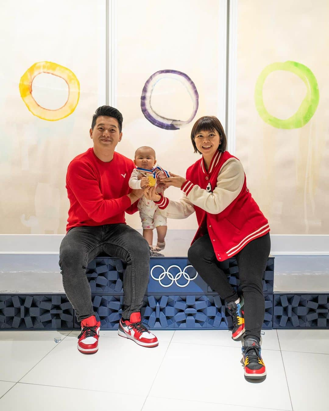 グレイシア・ポリーさんのインスタグラム写真 - (グレイシア・ポリーInstagram)「Akhirnya ke Tokyo bareng keluarga kecil kami dan mengunjungi museum sejarah Olimpiade.   Tahun 2021 ke Tokyo keluarga tim Djimin-Polii dapat medali emas Olimpiade untuk Indonesia, balik kesini lagi tahun 2023 tim Djimin-Polii sudah +1 bersama si-baby champion, Jessia. 👶🏻  Lihat aja tuh slide foto yang ke-2 di podium museum olimpiade Japan pakai medali emas senyum Jessia lebar gitu. 😆  Selalu puji syukur kepada Tuhan atas kesempatan hidup yang diberikan-Nya.  📷: @olandotamba」11月12日 12時57分 - greyspolii