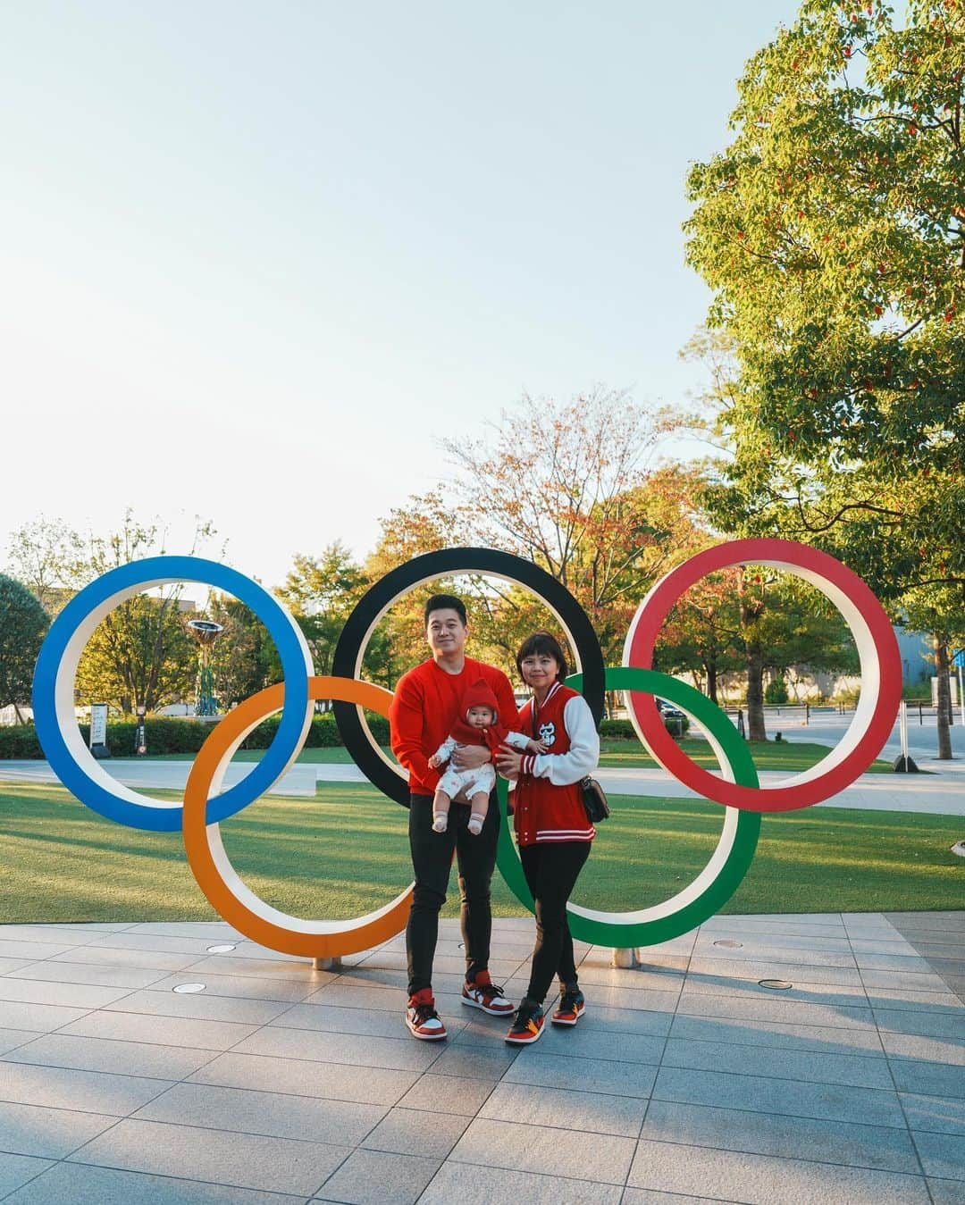 グレイシア・ポリーさんのインスタグラム写真 - (グレイシア・ポリーInstagram)「Akhirnya ke Tokyo bareng keluarga kecil kami dan mengunjungi museum sejarah Olimpiade.   Tahun 2021 ke Tokyo keluarga tim Djimin-Polii dapat medali emas Olimpiade untuk Indonesia, balik kesini lagi tahun 2023 tim Djimin-Polii sudah +1 bersama si-baby champion, Jessia. 👶🏻  Lihat aja tuh slide foto yang ke-2 di podium museum olimpiade Japan pakai medali emas senyum Jessia lebar gitu. 😆  Selalu puji syukur kepada Tuhan atas kesempatan hidup yang diberikan-Nya.  📷: @olandotamba」11月12日 12時57分 - greyspolii