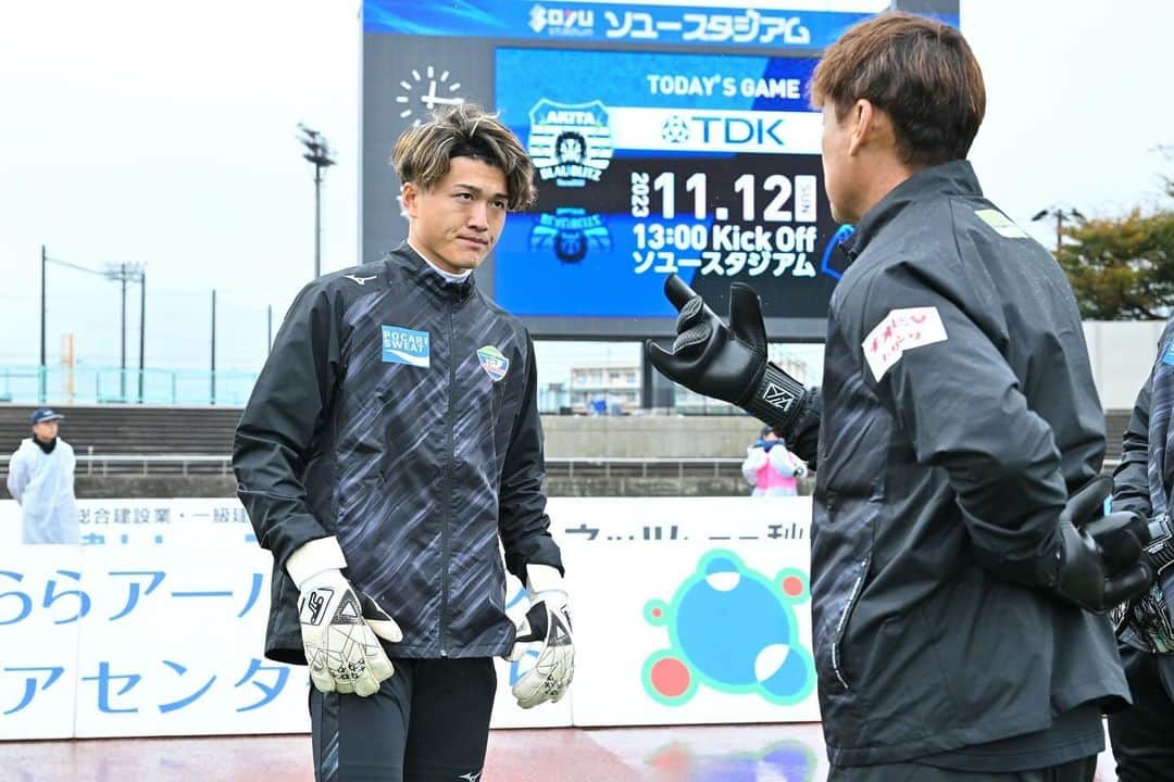 徳島ヴォルティスのインスタグラム：「【11/12(日)13:00 秋田戦(アウェイ)】  ウォーミングアップスタート🔥 まもなくKICK OFF⚽️  #徳島ヴォルティス #vortis #football #jleague」