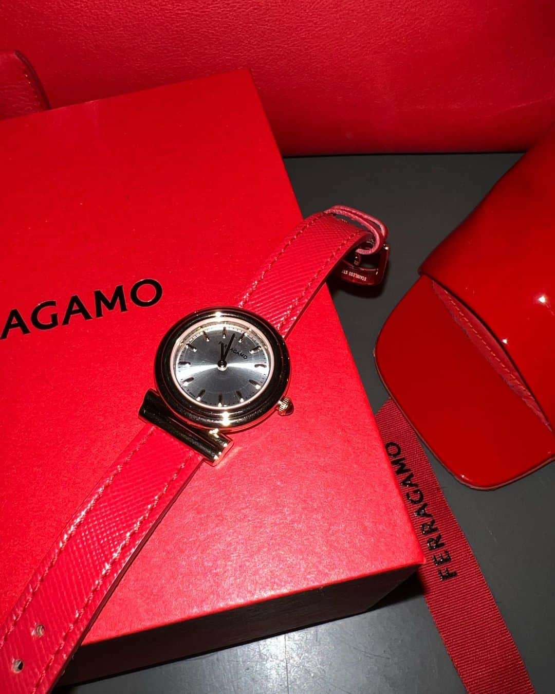 パク・ジヘさんのインスタグラム写真 - (パク・ジヘInstagram)「timeless timepieces🖤❤️ @ferragamo   #광고 #Ferragamotimepieces #FerragamoFW23」11月12日 12時58分 - jihyeparkjhp