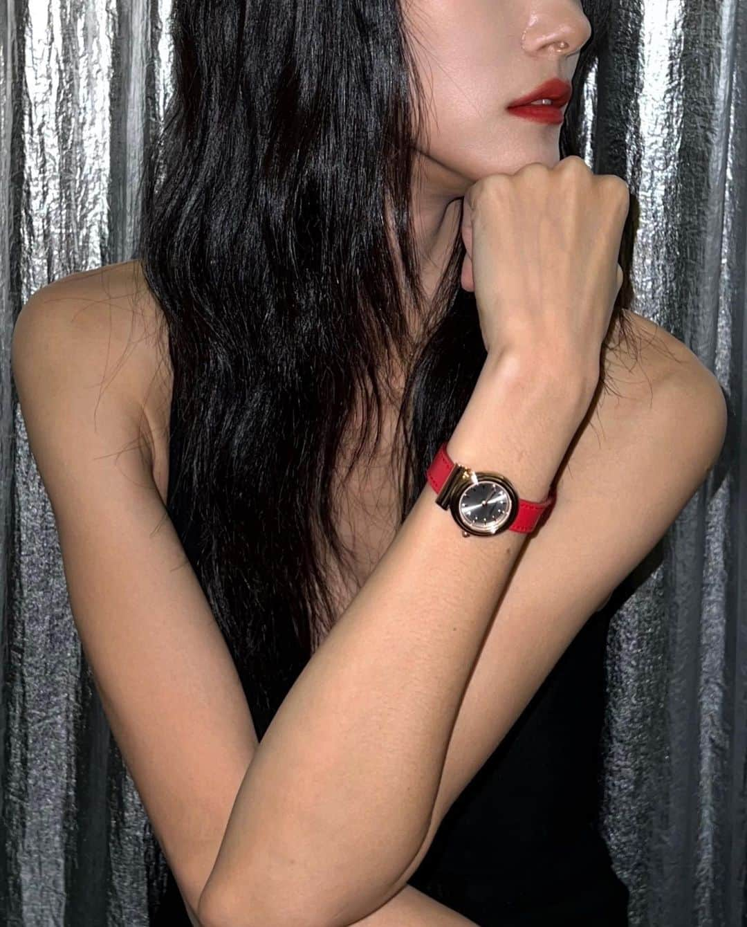 パク・ジヘさんのインスタグラム写真 - (パク・ジヘInstagram)「timeless timepieces🖤❤️ @ferragamo   #광고 #Ferragamotimepieces #FerragamoFW23」11月12日 12時58分 - jihyeparkjhp