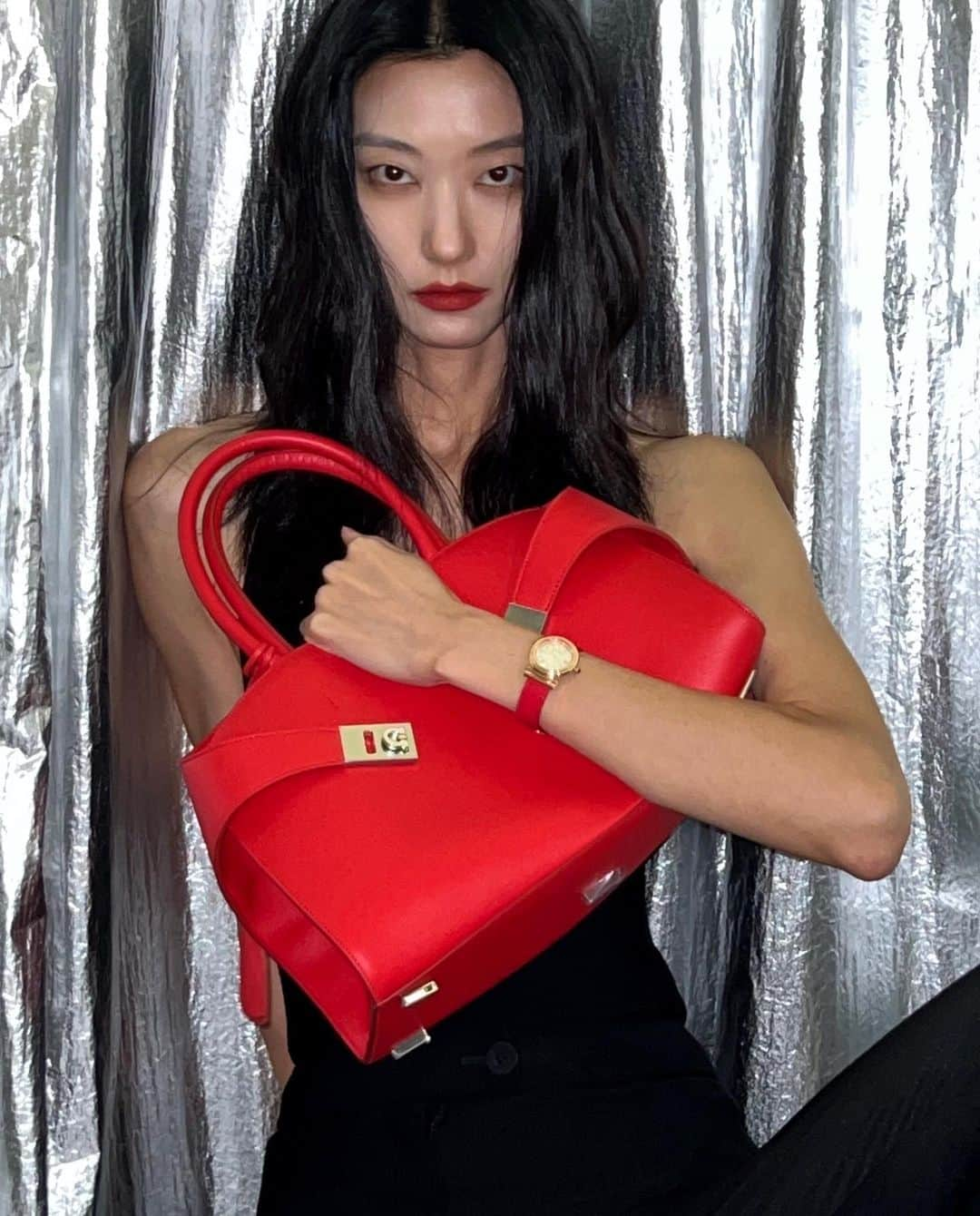 パク・ジヘさんのインスタグラム写真 - (パク・ジヘInstagram)「timeless timepieces🖤❤️ @ferragamo   #광고 #Ferragamotimepieces #FerragamoFW23」11月12日 12時58分 - jihyeparkjhp