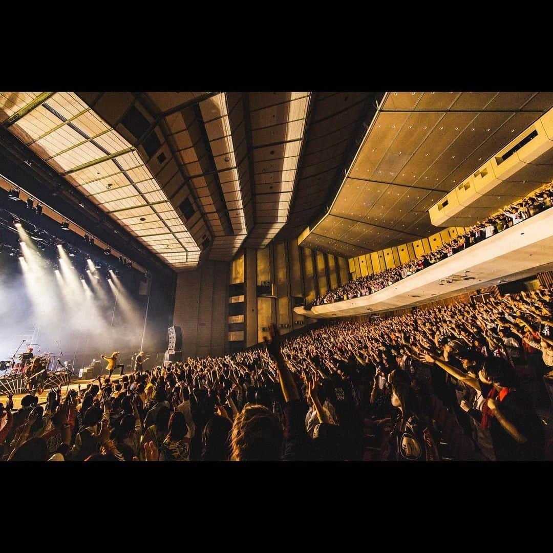 上杉研太さんのインスタグラム写真 - (上杉研太Instagram)「都会のラクダ TOUR 2023-2024 ～ 駱駝革命21 ～  松山市民会館 -Day1-  物凄い力強さを感じたLIVEだった  誇ってください  いつもありがとう  Photo by @cazrowaoki」11月12日 12時53分 - kentauesugi