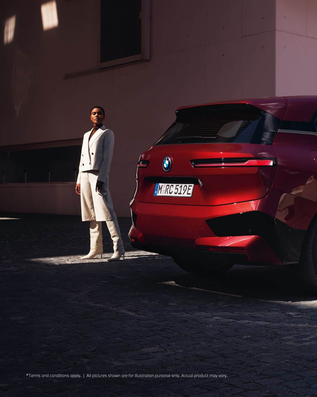 BMW Thailandのインスタグラム：「THE iX ยนตรกรรม 100% ELECTRIC ที่ทุกรายละเอียดของการออกแบบนั้นจะซ่อนเทคโนโลยีสุดล้ำสมัยที่เรียกว่า Shy Tech เอาไว้ ผสมผสานเข้ากับทิศทางการออกแบบพร้อมแสดงให้เห็นการก้าวไปสู่อนาคต  #BMW #BMWTH #JOYisBMW #สุนทรียภาพแห่งการขับขี่ #THEiX」