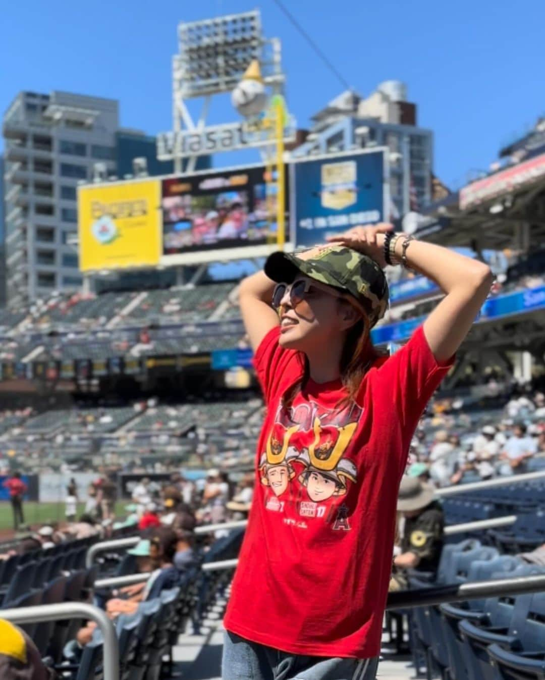 橋本真依さんのインスタグラム写真 - (橋本真依Instagram)「・ ⚾️⚾️⚾️⚾️⚾️ ⁡ 2023年夏の旅。 サンディエゴ〜ロサンゼルス🇺🇸に メジャーリーグの野球観戦しに行ってきました✨ ⁡ まずは初めて行ったサンディエゴ。 ダルビッシュ選手の所属するパドレス⚾️の ホーム球場へ。 夏なのに寒すぎて購入したトレーナーと サンディエゴはアーミーの街だから限定の 迷彩柄のパドレスのCAP🧢で、いざ出発✨‼️ ⁡ ⁡ 今まで行った球場の中でいちばんスキ。 最高にかっこいい球場です😎 こんなかっこいい球場日本にもできたらいいな♡ ⁡ ⁡ そして7回で歌う1900年代の歌。 「Take Me Out To The Ball Game  （私を野球に連れてって）」 隣の人とも敵でも味方でも関係なく肩組んで この歌歌うの。 最高な空間でした🎵 (歌詞しっかり覚えておけばよかったな〜😭) ⁡ 海外の野球場初めて行ったから大興奮❣️ もちろんお目当ての大谷翔平選手の ピッチング&バッティングもしっかり拝見！ ⁡ 一言で言っちゃいけないかもだけれど「最強❣️」笑 やっぱりすてき。すごい。(←語彙力) ⁡ ⁡ ⁡ ⁡ ⁡ ⁡ #MLB#メージャーリーグ#パドレス #ダルビッシュ選手#大谷翔平選手 #エンジェルス#ピッチング#サンディエゴ #アメリカ#🇺🇸#女子力ねーさん#padres #ロサンゼルス#LA#SANDIEGO#⚾️#🏟️ #petcopark #ペトコパーク#スタジアム ⁡ ⁡」11月12日 13時00分 - hashimotomai430