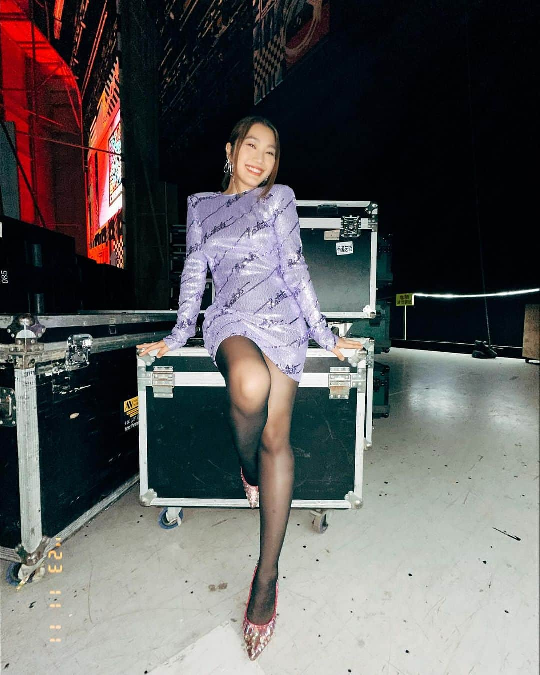 レスレイ・チアンのインスタグラム：「Sparkle and Shine, Honey! 💜🎤✨  Dress by @netaporter #netaporter @rotatebirgerchristensen  . . . #ootd #rotate #backstage」