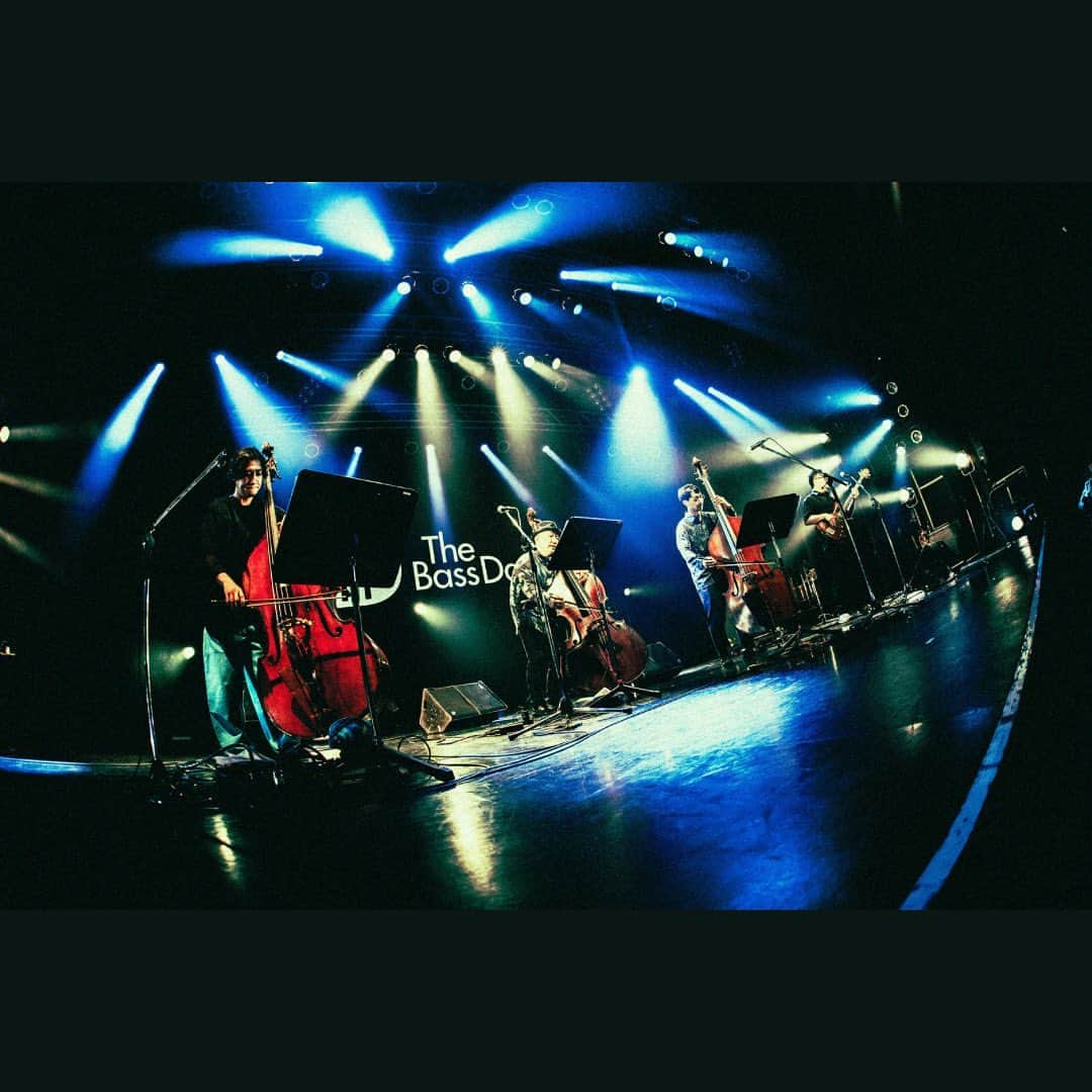 J-WAVE LIVE2000さんのインスタグラム写真 - (J-WAVE LIVE2000Instagram)「【THE BASS DAY LIVE 2023振り返り】 11月11日を4本の弦に見立て、J-WAVEの提案で2014年に日本記念日協会に登録された「ベースの日」 これまで様々なイベントや番組を通して浸透してきた 「ベースの日」ですが、今年は11月10日(金)、11日(土)の2日間、渋谷Spotify O-EASTで、ライブイベント 「THE BASS DAY LIVE 2023」が開催されました！ 【11月10日(金)】 ・須長和広 ゲスト:WB.安ヵ川大樹、WB.古賀圭侑、Ba.休日課長 、 ・武田祐介(RADWIMPS) ソロ出演  ・井上幹(WONK)＆秋田ゴールドマン(SOIL&"PIMP"SESSIONS) ゲスト：川村亘平斎(滞空時間)、角銅真実 ・草刈愛美(サカナクション) ゲスト：DJ&Vo. YonYon、Dr. mabanua ・MC クリス・ペプラー  #jwave #ベースの日  photo by ﾖｼﾊﾗﾐｽﾞﾎ @_____bearmm」11月12日 13時01分 - jwave_live