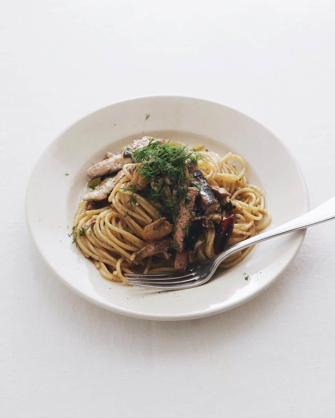 樋口正樹のインスタグラム：「Pasta Lunch 🐟  お昼は秋刀魚のオイル煮を ほぐして和えた簡単パスタ。 胡椒ふって、レモン絞って、 ディルを添えて出来上がり😋  . #秋刀魚のパスタ #まかないパスタ #パスタ部 #italyfood #pastagram #myfavoritepasta」