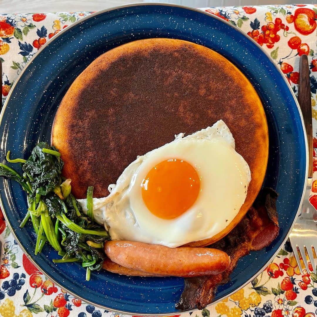 池田有希子のインスタグラム：「今日はちょっと余裕があったのでグランドスラムパンケーキでブランチ！焦げたやつは自己責任で私がいただきます😋」