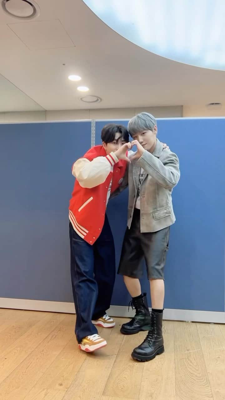 ヨンジェのインスタグラム：「#영재와_DoItChallenge 💪with #골든차일드 #이장준 @jangjun_jjangsexyhotcute  ▶ https://vt.tiktok.com/ZSNfGXeYw/ ▶ https://youtube.com/shorts/4G2-nXb8N2U?feature=share  #영재 #YOUNGJAE  #DoIt #두잇」