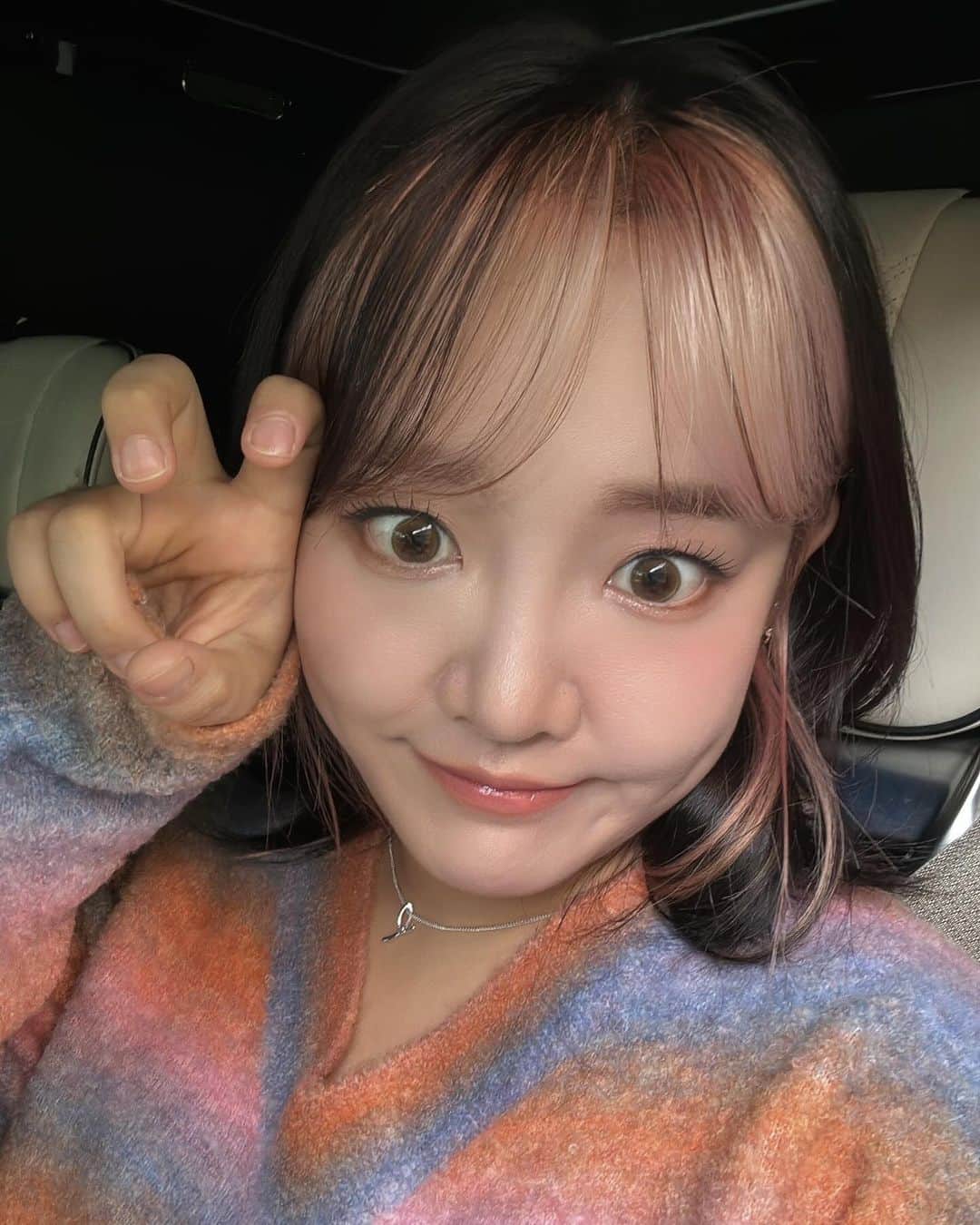 ユンナのインスタグラム：「아이돌✨과 작업자와🎹 청소부와🧹 강쥐집사와🐶 껨고인물과💻 농부와👩‍🌾 근육몬의💪🏻 삶을 병행하며 잘 살고 있습니다.   엇! 그 중 유니콘🦄이라는 것도 되었는데 그것은 자라나는 케이팝 꿈나무 친구들의 모습을 가장 가까이서 보고 잔소리 하는 이모새의 역할입니다만; 🪐✨유니버스 티켓에서, 돌아오는 토요일(18일) 만나보실 수 있습니다.   실은 제 코👃가 석자입니다만 아이들이 예쁘고 열심히 하니 잘 봐주세요. 📺 5번이나 6번에서 나오는 에쓰비에쓰입니다!📡」