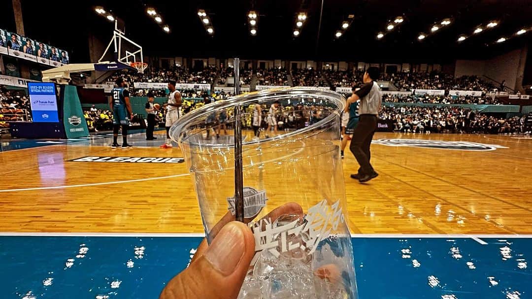鴨志田由貴のインスタグラム：「生まれて初めてbasketballのゲームを見ました。そもそも1ゲームが何分なのかも知らずに見に行きましたが、スポーツイライラして見れない人に向いてますねbasketballのゲームって。 1ゲーム10分なんですよ。知ってました？それが4ゲームあってタイム掛かるとチアが目の前で踊ってくれる。 今回はオーナーにご招待頂いて1番前の席で観覧させて頂きましたが、隣の人に聞いたら、僕らが座る前にボールが飛んできてビールが飛び散ったとのことなので、急いで自分の飲み物飲み干しました。 あっという間に時間が過ぎましたが、バスケットボールのゲームって長く座ってられない人にとても向いてます！あと子供達がユニフォーム着てダンスしてるのは、可愛くてたまらんです。 今度バスケットボール見に行きましょ！」