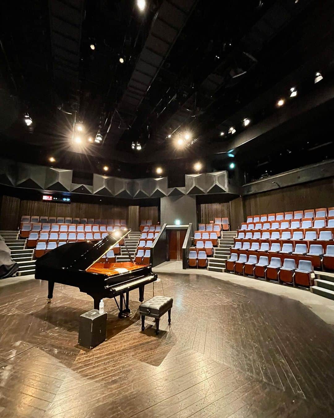 塩谷哲のインスタグラム：「今日は久しぶりに名古屋は千種にてピアノソロ🎹 ぐるっと囲まれて演奏します。」