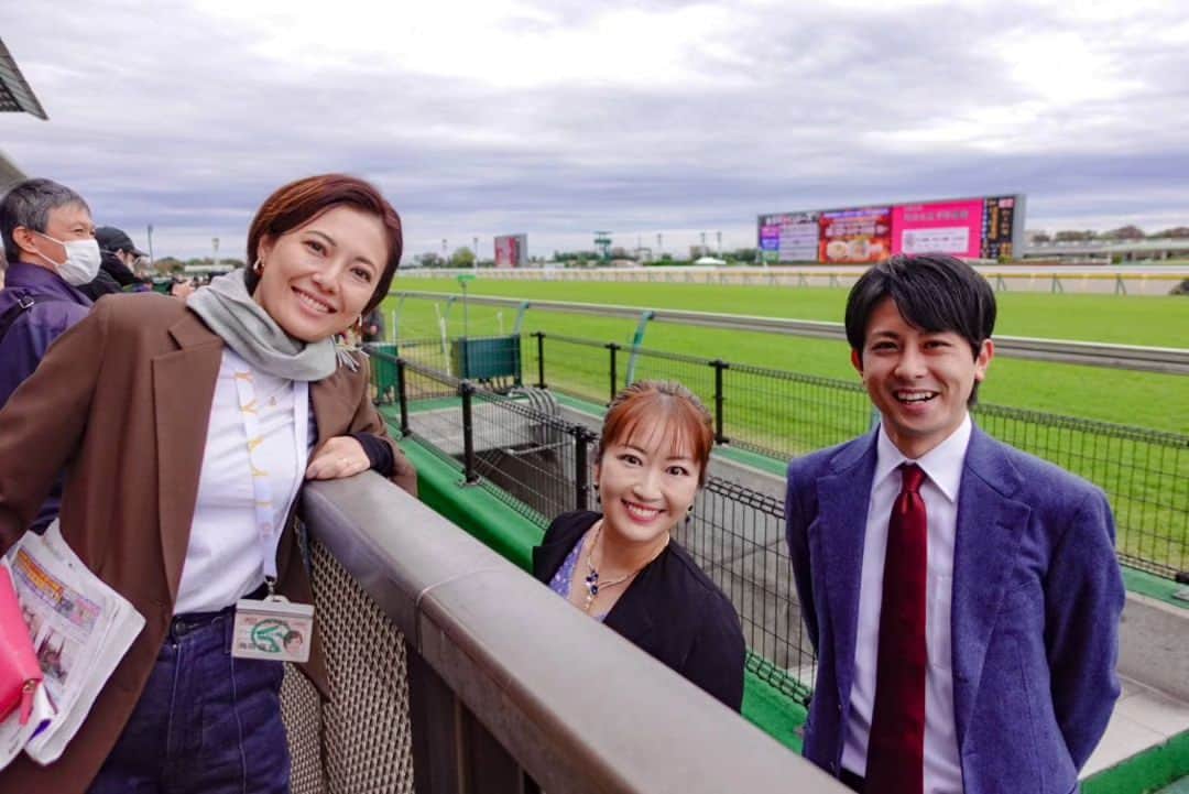 のインスタグラム：「酉の市が行われていた府中 朝から盛り上がっていました！  重賞🏆武蔵野Sの予想イベント、 これからって時にコエミとキムラさんとお写真。  解説の林シゲさん、武井さんと  そして帰りも酉の市の賑わいのなかを通過して。  府中で美味しいものをいただきながら🍻🥂 祝って帰ってきた次第。 あぁ、素敵な１日でした。  #武蔵野ステークス #ドライスタウト #ダート #東京競馬場 #馬 #仕事 #セントフォース #アナウンサー #MC #梅田陽子」