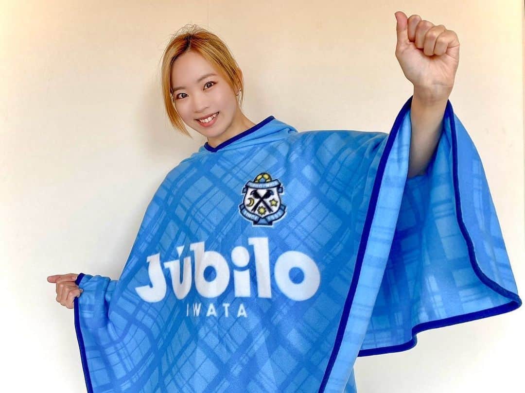 伊藤菜々子のインスタグラム：「#ジュビロ磐田 勝つぞ！！！ 先日試合に行けなかった私に、優しいお客様がくださった😭ポンチョを着て応援するぞ！！！！！🔥🔥」