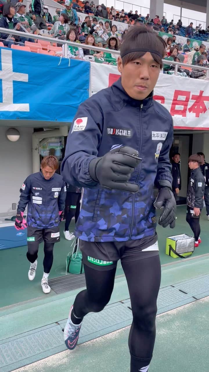 のインスタグラム：「. 選手がピッチに登場！ ウォーミングアップ開始👊💚  【J3リーグ第35節】 🆚カマタマーレ讃岐 🗓11/12(sun)14:00KO 🏟長良川競技場  #fcgifu #FC岐阜 #MOVEYOURHEART」