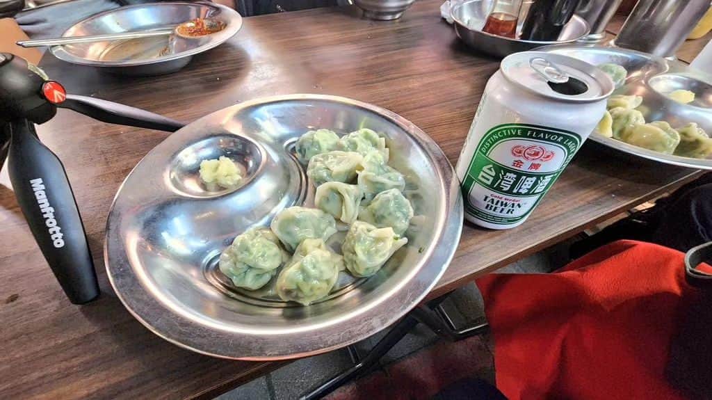 ケニチのインスタグラム：「ニラ水餃子と臭豆腐とビールで完璧🍺 #雙城街夜市　#夜市　#台湾　#ビール　#韭菜水餃」