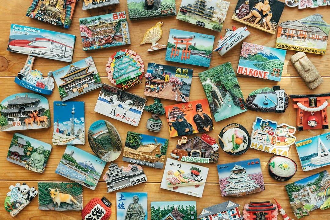 のインスタグラム：「旅先でお土産をあれこれ悩むのも、旅の楽しみのひとつではあるけれど、これと決まったものを各地で買い集めるのも楽しい。うるし漫画家の堀道広さんが、必ずお土産として買って帰るのがご当地マグネットだ。ポップでコミカルなザ・土産物は、集めてみると楽しさ倍増。よく見ると手が込んでいて、造形としても美しい。君も次の小旅行で探してみないか？  #popeyemagazine #小旅行 #パッキング #小旅行とパッキング」