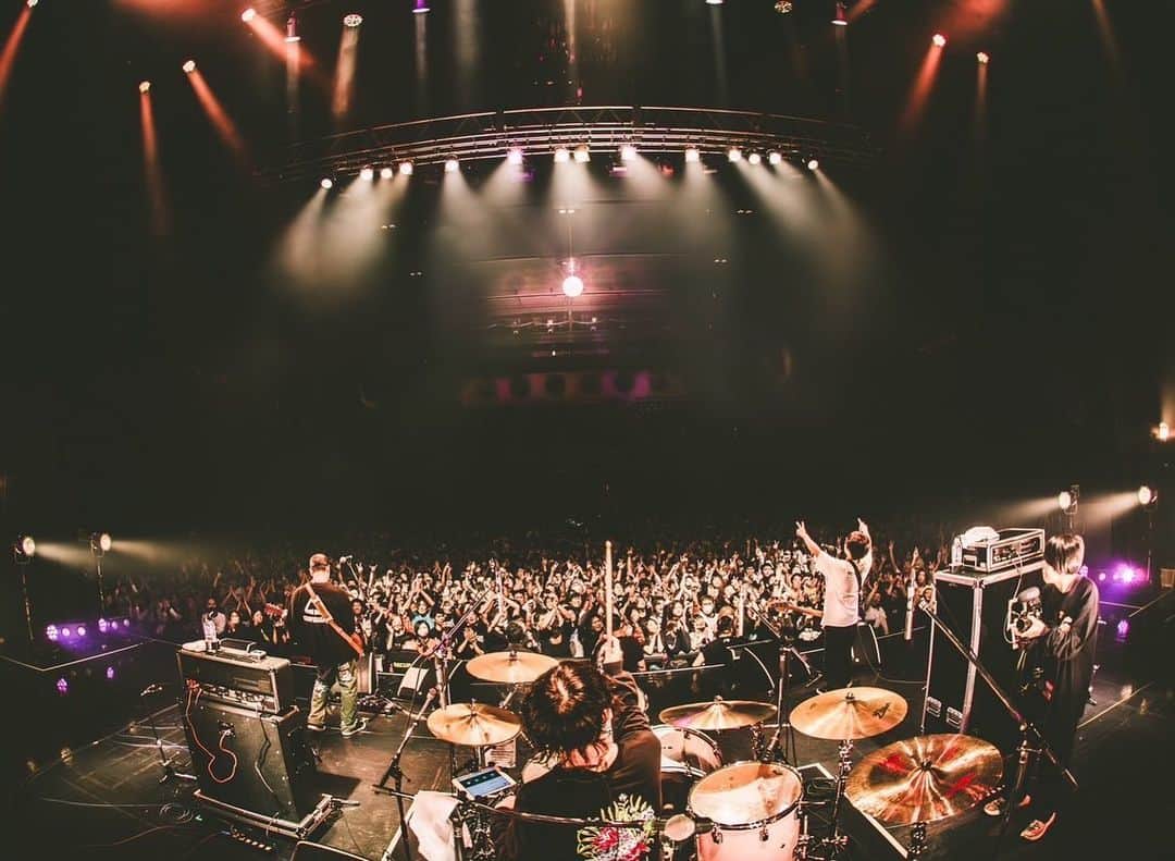SHANKのインスタグラム：「2023.11.11 RED LINE TOUR 2023 Zepp Osaka Bayside  photo 1-5 by @naoto_iwabuchi_  photo 6 by @nekoze_photo   #SHANK #SHANK095 #SHANK095JPN」