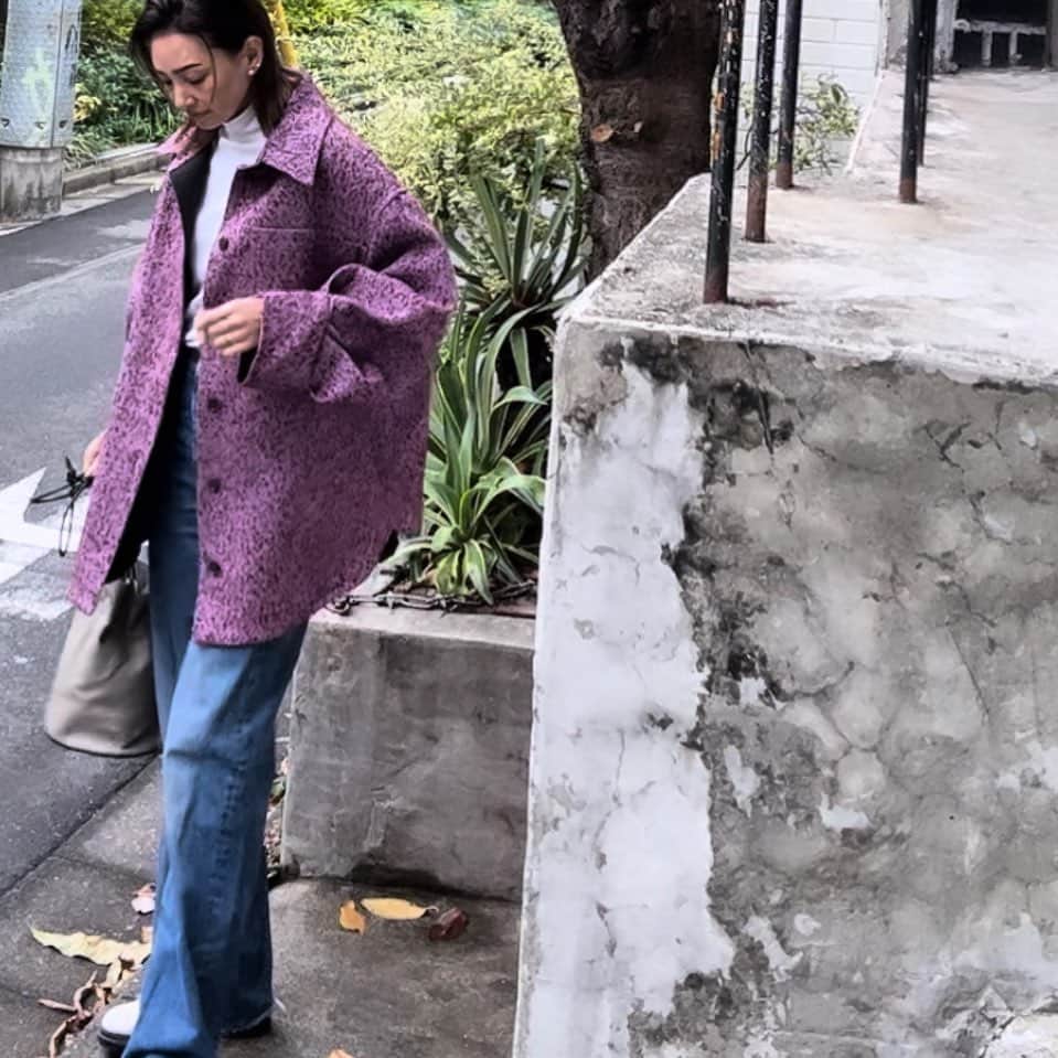 RINAのインスタグラム：「冷んやりしましたね。🥶 冬物登場☝️ オーバーサイズのシャツジャケット。 色と袖口が可愛い💜 #tcoat #tremezzo_japan」