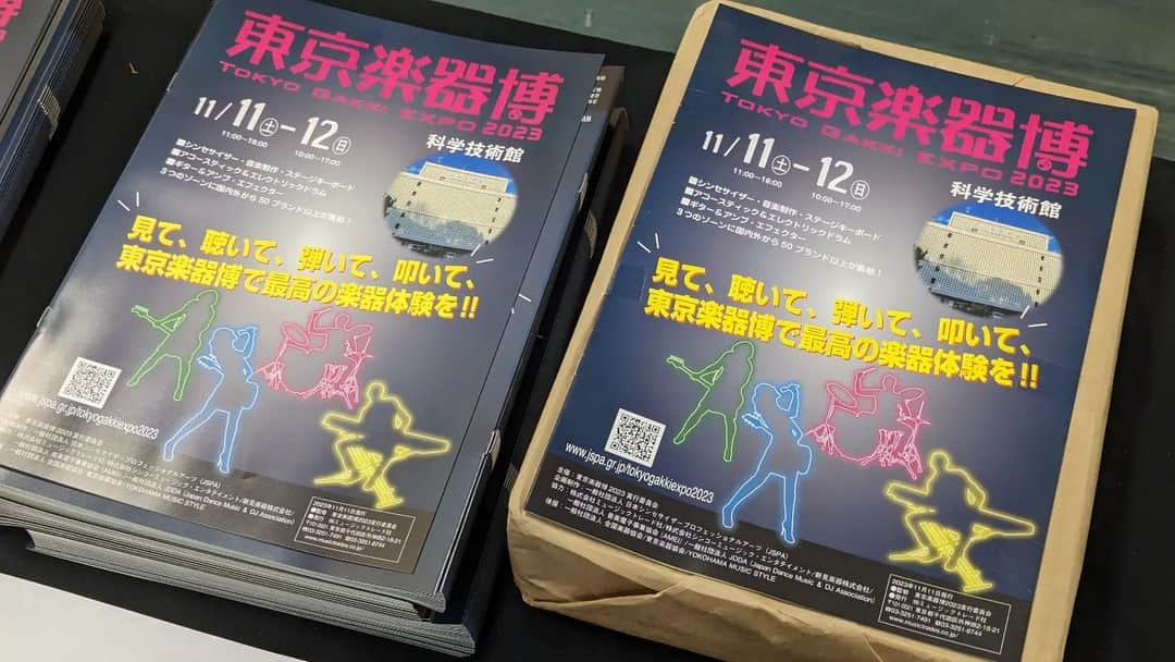 磯貝サイモンのインスタグラム：「福岡からワープ完了！今日は日本武道館の隣の科学技術館にて、東京楽器博のステージ「シンセバトルロイヤル2023」にKORGチームで出演致します。バトルといっても、各社お得意のプリセット音色を紹介したり、セッションしたりするだけで、シンセ担いで殴り合いするわけではないのでご安心を(笑)」