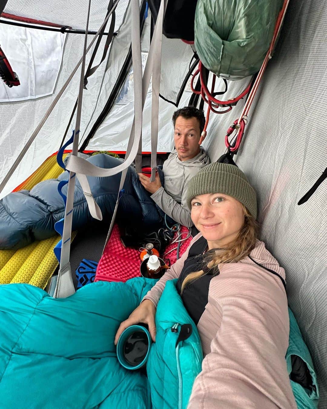 ヘイゼル・フィンドレーのインスタグラム：「Putting metres of granite behind us up here on El Cap! Mixed feelings about this ascent so far and it might take being on the ground to put them in order. Moments of jubilation but also a general lack of motivation which has made it hard to be all-in.   I have a few theories for why I haven’t been super motivated on this climb that I’m still figuring out, but in general I would say that there are two main reasons: one is that this year has been the hardest ever and my capacity for digging deep isn’t my normal. The other is that I think I’m past caring about ticking things unless the completion of the goal really means a lot to me and/or I’m really enjoying it, and I guess this route just didn’t meet that standard.   I’ve definitely tried hard at times, sending the crux pitch and onsighting some mean 5.12 but it’s clear to me that if it wasn’t for Angus I probably wouldn’t have made it this far!  Right now I’m trying to have the best time I can. It’s really too much work to not enjoy it 😂 and support Angus who’s climbing incredibly well.   @angus.kille 📸 @blackdiamond @lasportivana   P.S isn’t it mad that I’m posting from inside my portaledge hanging off a 1000m big wall?? 🤯」