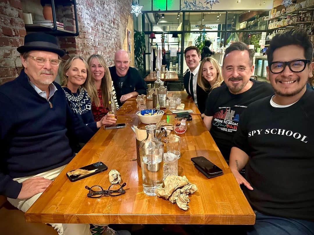 ヘレン・ハントのインスタグラム：「We just had the BEST meal @guerrillatacos   If you’ve in LA…run!!!   What a great group and a verrry wide variety of topics for conversation.  I Love LA   #sex #baseball #sexandbaseball  #guerillatacos #Ilovela」
