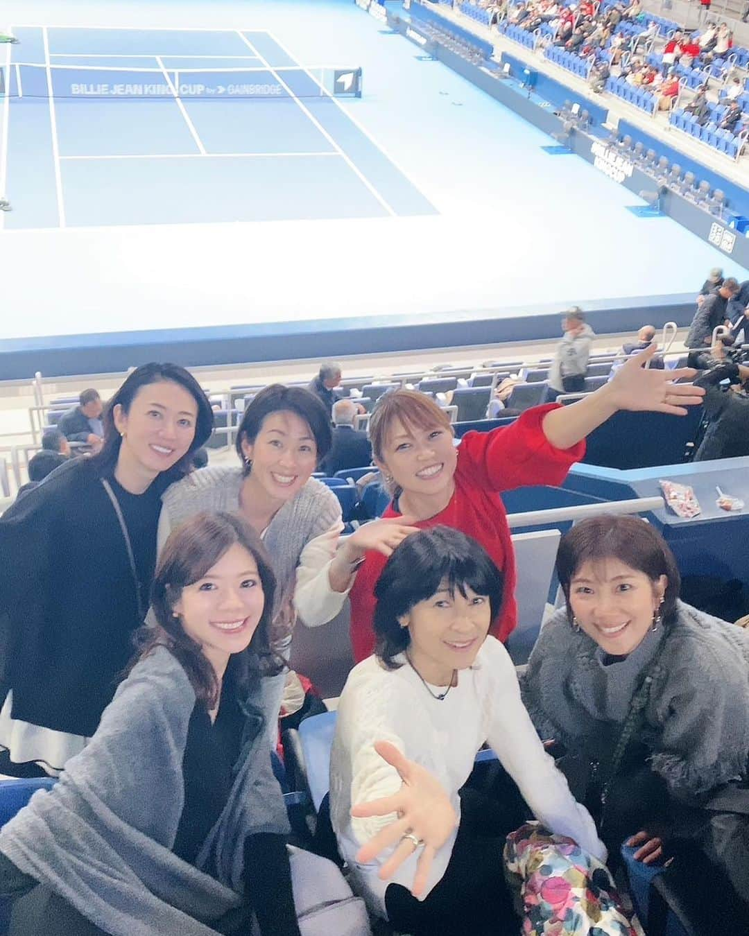 潮田玲子さんのインスタグラム写真 - (潮田玲子Instagram)「テニスの女子団体国別対抗戦ビリージーンキングカップ、観戦に行って来ました。  初テニス観戦🎾  日本がコロンビアに勝利👏👏👏 迫力があって楽しかったです😂  個人的には女子ダブルスも観れて、バドとはまた全然違うフォーメーションに頭フル回転しながら見てました笑  何より愛さんの監督姿がカッコよかったなぁ〜😍💓  試合の合間にはロビーでテニス体験できたのですが子供達はそちらにも夢中になってました🤣  会場では女子アスリートメンバーで応援しましたよー☺️ 皆さんにも久しぶりに会えて嬉しかったぁー😍💓 楽しい初観戦となりました🙇‍♀️  昨日はテニスでしたが、本日よりバドミントンも熊本にて初めての国際大会が開催されます！ super500のこの大会、五輪レースポイントにも加算される大切な大会となりますので是非お近くの方は会場で日本代表選手の応援よろしくお願いします🇯🇵‼️👏  #テニス #杉山愛さん #谷川真理さん #田中雅美さん #浦田聖子さん #落合真理さん #大菅小百合さん #中川真依ちゃん」11月12日 13時46分 - reikoshiota_official