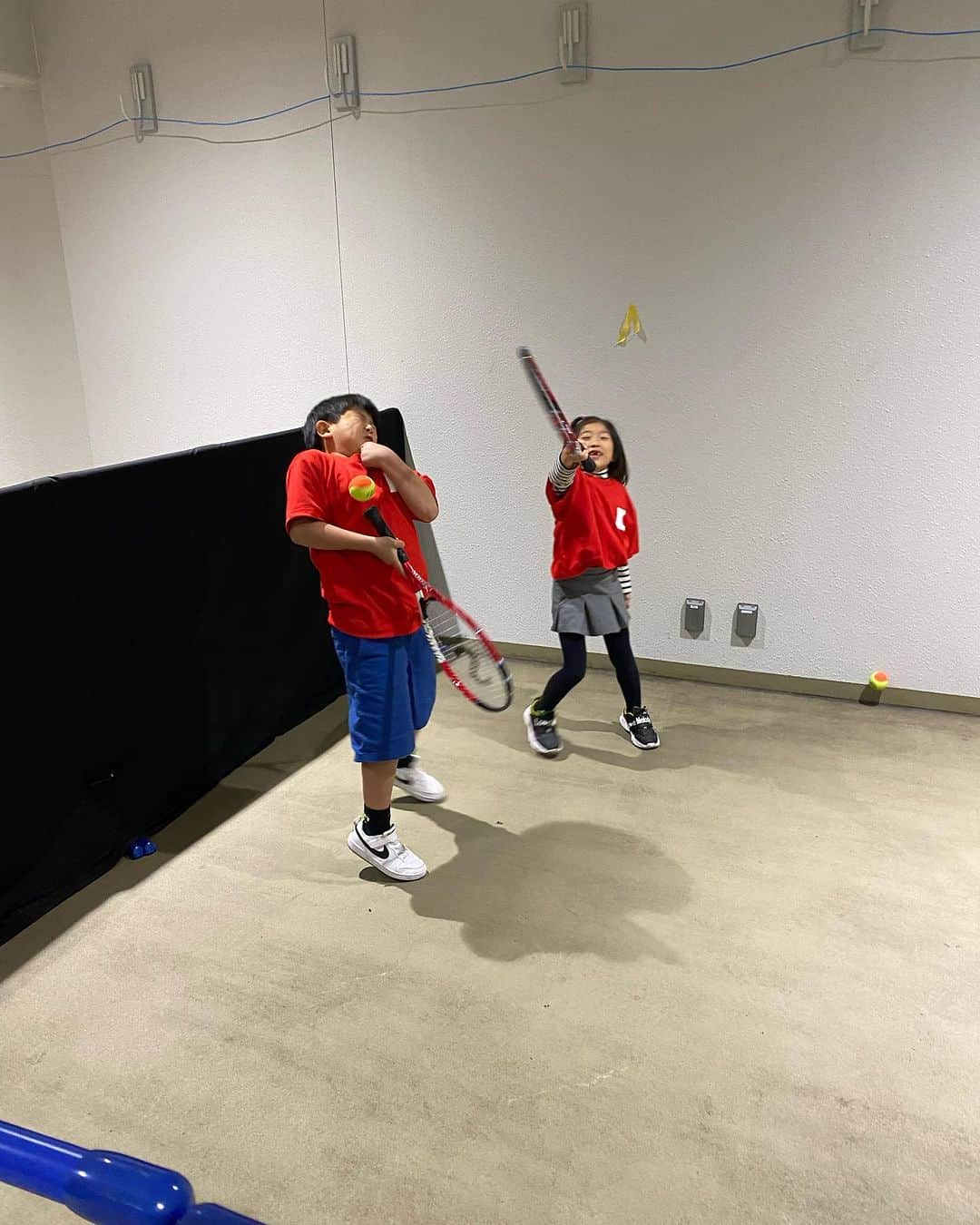 潮田玲子さんのインスタグラム写真 - (潮田玲子Instagram)「テニスの女子団体国別対抗戦ビリージーンキングカップ、観戦に行って来ました。  初テニス観戦🎾  日本がコロンビアに勝利👏👏👏 迫力があって楽しかったです😂  個人的には女子ダブルスも観れて、バドとはまた全然違うフォーメーションに頭フル回転しながら見てました笑  何より愛さんの監督姿がカッコよかったなぁ〜😍💓  試合の合間にはロビーでテニス体験できたのですが子供達はそちらにも夢中になってました🤣  会場では女子アスリートメンバーで応援しましたよー☺️ 皆さんにも久しぶりに会えて嬉しかったぁー😍💓 楽しい初観戦となりました🙇‍♀️  昨日はテニスでしたが、本日よりバドミントンも熊本にて初めての国際大会が開催されます！ super500のこの大会、五輪レースポイントにも加算される大切な大会となりますので是非お近くの方は会場で日本代表選手の応援よろしくお願いします🇯🇵‼️👏  #テニス #杉山愛さん #谷川真理さん #田中雅美さん #浦田聖子さん #落合真理さん #大菅小百合さん #中川真依ちゃん」11月12日 13時46分 - reikoshiota_official