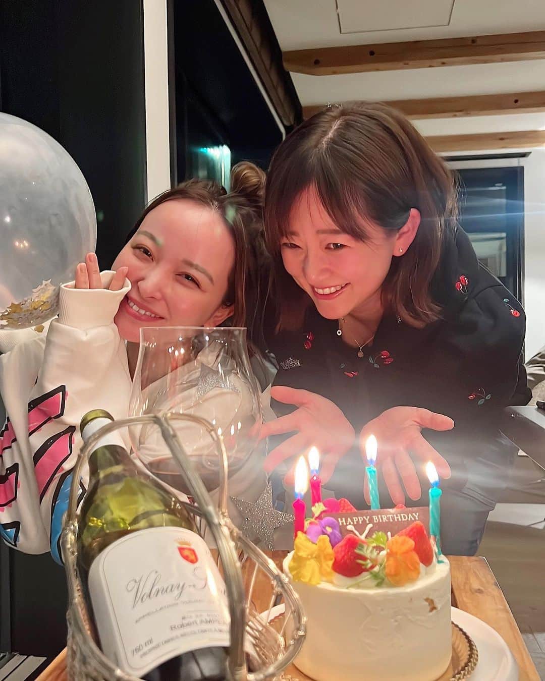 のインスタグラム：「✌︎✌︎✌︎  @yopi0117 今年も最高のバースデー旅行 ありがとうございました！！  終始すっぴんで気の向くままにサウナ15セット🧖‍♀️🔥 お互い、喋りたい時勝手に喋って、 喋りたくない時は無視して、www サウナのテンションが合う人との旅行は 最高すぎますね🤍  @thesensefuji 宿が素晴らしすぎて（余力があればw） いずれリールにまとめたい。  とにかく今年もありがとう。  P.S.よぴさんへ。 最近私のことココって呼んでくるけど、 もしかして私の名前わすれた？笑笑  #thesensefuji #サウナ #mybd」