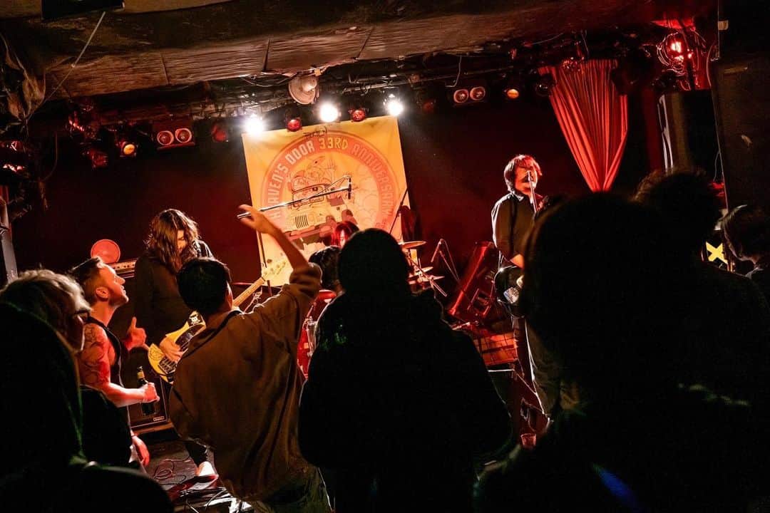 strange world's endのインスタグラム：「strange world's end / 2023.11.11 三軒茶屋HEAVEN'S DOOR  photo by#セオサユミ  #strangeworldsend #ストレンジワールズエンド #飯田カヅキ #kazukiiida #平マサト #masatotaira #フルカワリュウイチ #ryuichifurukawa #band #バンド #ミュージシャン #musician #三軒茶屋heavensdoor #三軒茶屋 #live #livephoto #ライブ #ライブ写真 #livehouse #ライヴハウス」