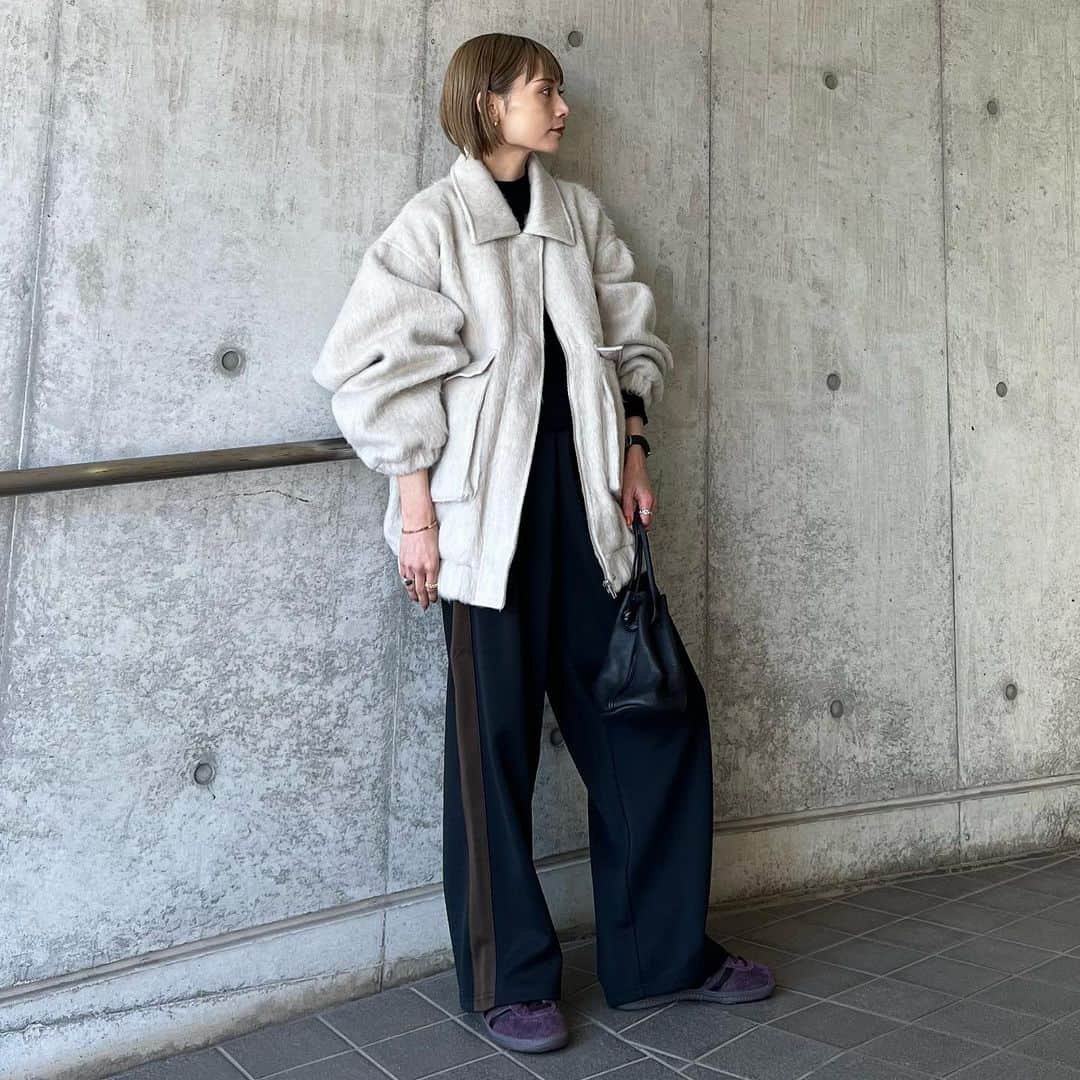 のインスタグラム：「150cm休日コーデ アウター必須になってきたな⛄️寒  outer： @lian_officialstore  pants： @beautyandyouth_official  shoes： @adidasoriginals   #150cmコーデ #低身長コーデ #スニーカーコーデ #今日のコーデ #lian #beautyandyouth #adidas #大人カジュアル #大人ファッション #休日コーデ #冬コーデ #ラインパンツ #冬アウター #トレンドコーデ #fashion #ootd #ootdfashion #stateseries」