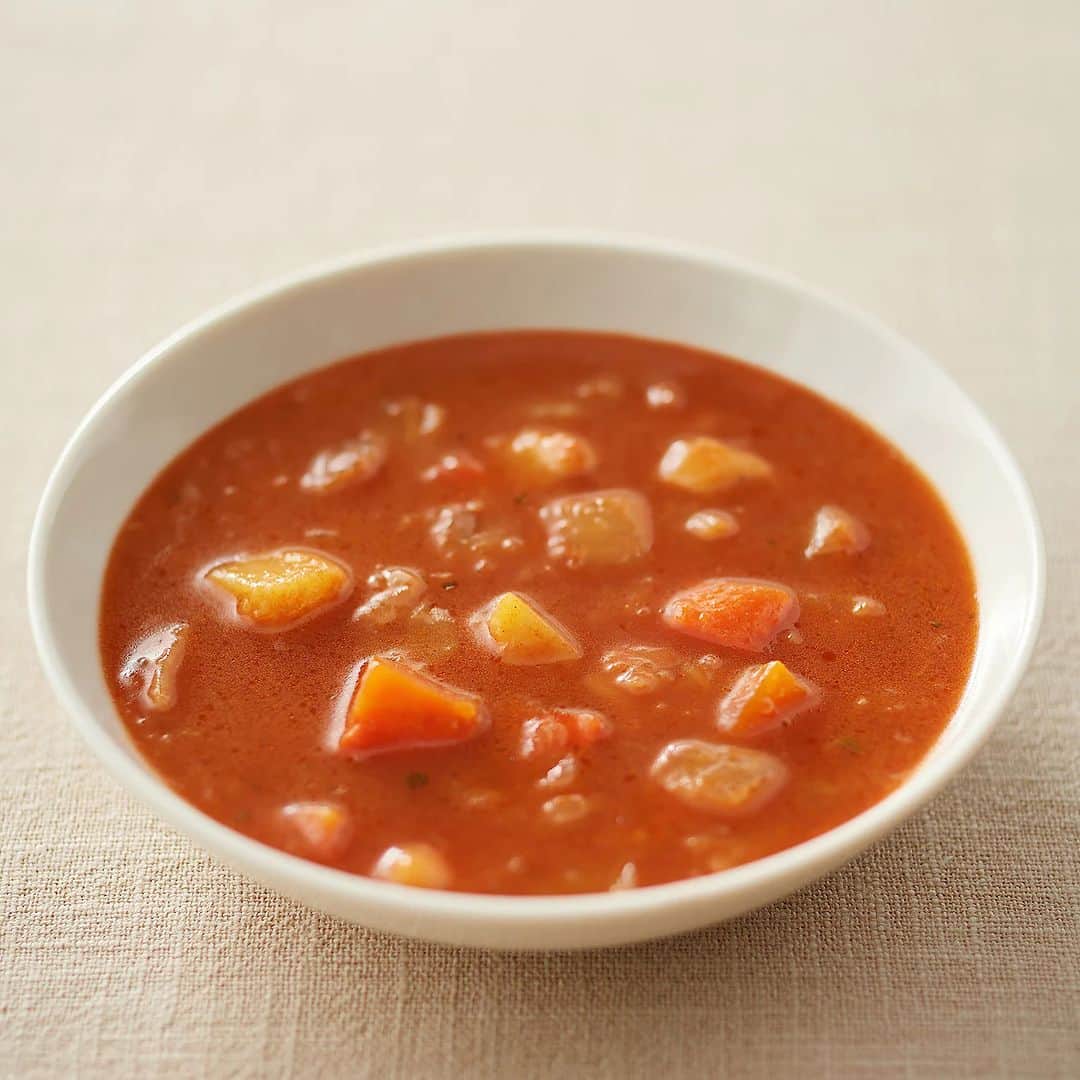 無印良品さんのインスタグラム写真 - (無印良品Instagram)「1杯で1/3日分の野菜がとれる、かぼちゃスープ - かぼちゃの甘みを生かし、生クリームを加えて濃厚に仕上げたスープです。玉ねぎ、赤いんげん豆など5種の具材を合わせました。  その他にも、『1/3日分の野菜を使った オニオンスープ』や『1/3日分の野菜を使った トマトスープ』など、具沢山なスープを揃えています。 - #無印良品 #MUJI #スープ #野菜スープ #レトルト #レトルトスープ #かぼちゃスープ #オニオンスープ #トマトスープ」11月12日 14時00分 - muji_global