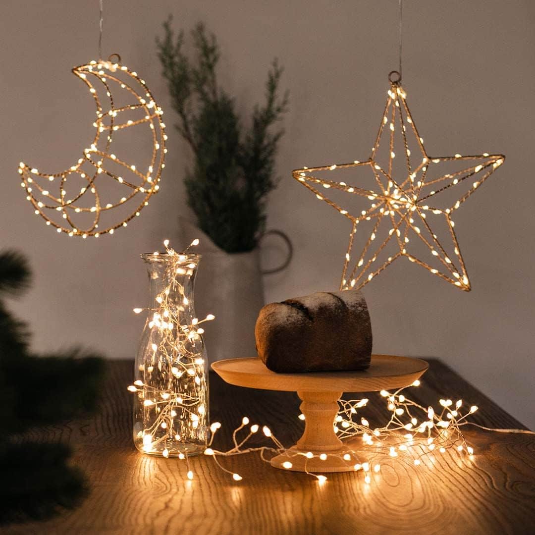 ナチュランのインスタグラム：「友達へ、わたしへ。 暮らしの中で楽しむ「おうちクリスマス」  ・  いよいよ来月に迫ったクリスマス。  どんな飾りで部屋をデコレーションしようかと考えている方も多いのではないでしょうか。  今年もご家族で楽しめるものから、 大きなツリーが置けない一人暮らしのお部屋でも 飾れるものまでお手軽にクリスマスを楽しめるアイテムをご用意しました。  大切なお友達へのプレゼントに、 1年頑張った自分へのご褒美にもおすすめです。  -----------------------------  ・おしゃれな空間を演出するインテリアのような置物  ■Horn Please MADE LEDライト　フレームワーク　ハンギング　STAR　(ゴールド) ¥4,180 (税込) [ 注文番号：SSI-2Z73-3455-A ]  ■Horn Please MADE LEDライト　フレームワーク　ツリー　L(ゴールド) ¥3,630 (税込) [ 注文番号：SSI-2Z73-3456-A ]  ・デンマークの妖精をモチーフにした木製人形  ■NORDIKA nisse そりに乗ったサンタ Joy to the world(カラー1) ¥5,500 (税込) [ 注文番号：POS-2Z85-3398-A ]  ■NORDIKA nisse イヌ　ブラウン(カラー1) ¥2,750 (税込) [ 注文番号：POS-2Z85-3406-A ]  ・ぬくもりあふれるハンドメイドのフェルトシリーズ  ■Gry&Sif Bigスノーマン レッド(カラー1) ¥6,380 (税込) [ 注文番号：POS-2Z85-3393-A ]  ■Gry&Sif フェルトボールスター クラシック(カラー1) ¥2,860 (税込) [ 注文番号：POS-2Z85-3395-A ]  -----------------------------  ▶️商品詳細やお買い物は写真のタグをタップ またはプロフィール（@natulan_official）から 「ナチュラン」のサイトにアクセスして 注文番号や商品名を検索してみてくださいね。  #lifewear #fashion #natulan #今日のコーデ #コーディネート #ファッション #ナチュラル #ナチュラン #日々の暮らし #暮らしを楽しむ #シンプルライフ #シンプルコーデ #大人女子 #大人カジュアルコーデ #クリスマス #クリスマスツリー #クリスマスプレゼント #HornPleaseMADE #NORDIKAnisse #GrySif #natulan_official.」