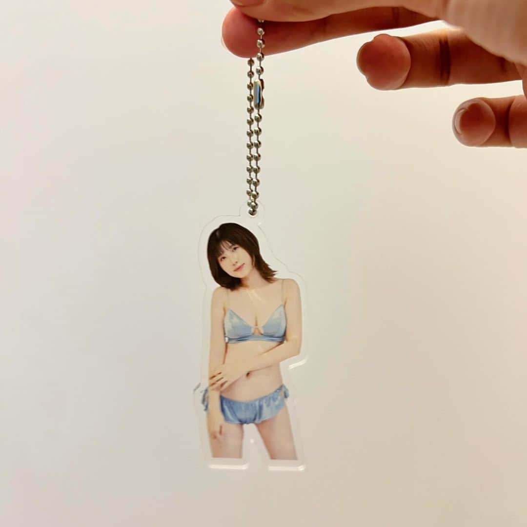 天野麻菜のインスタグラム：「アクリルキーホルダー販売中💭 BASEの【Mana Pot】にて✌️  ‪https://amanomana.theshop.jp/‬  #アクリルキーホルダー #アクキー #グッズ #モデル #天野麻菜 #manapot #ランジェリー #まなまな #キーホルダー #買ってね」