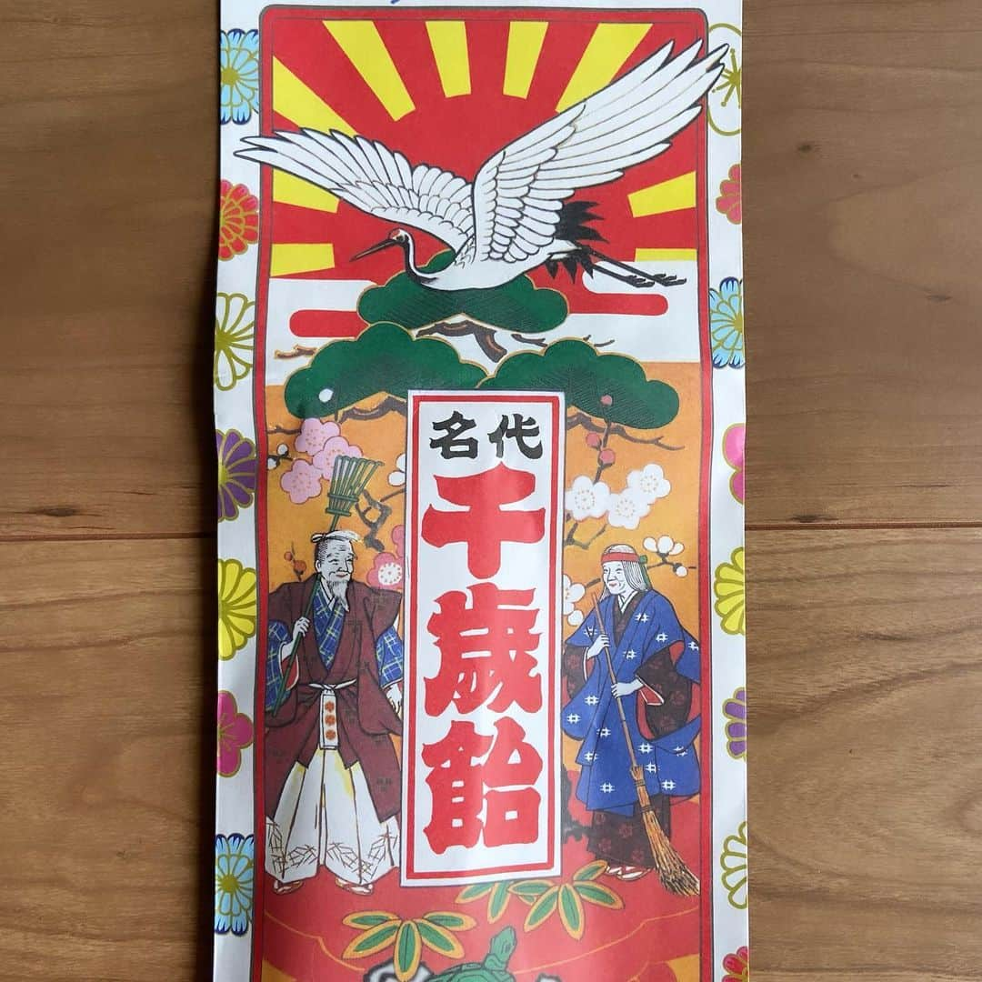 おおたうにのインスタグラム：「ぐぬぬぬぬぬぬ😬💢 三島大社の神主さんめえええええ！！  「これミルキーですか？」 「不二家だね」 「てことはミルキー？」 「いや、違うやつ」  って言ったから買ったのに‼️‼️  ミルキーだよこれは🙀‼️‼️  しかもあっという間に大事な袋を二つ折りに…  わーーん😭 あの粉っぽいポキポキ折れる千歳飴が食べたいよーーー！！ （いやミルキーは好きだよ？ でもポキポキ折れないじゃん！）  #千歳飴 #三島大社 #嘲笑ってやがる」