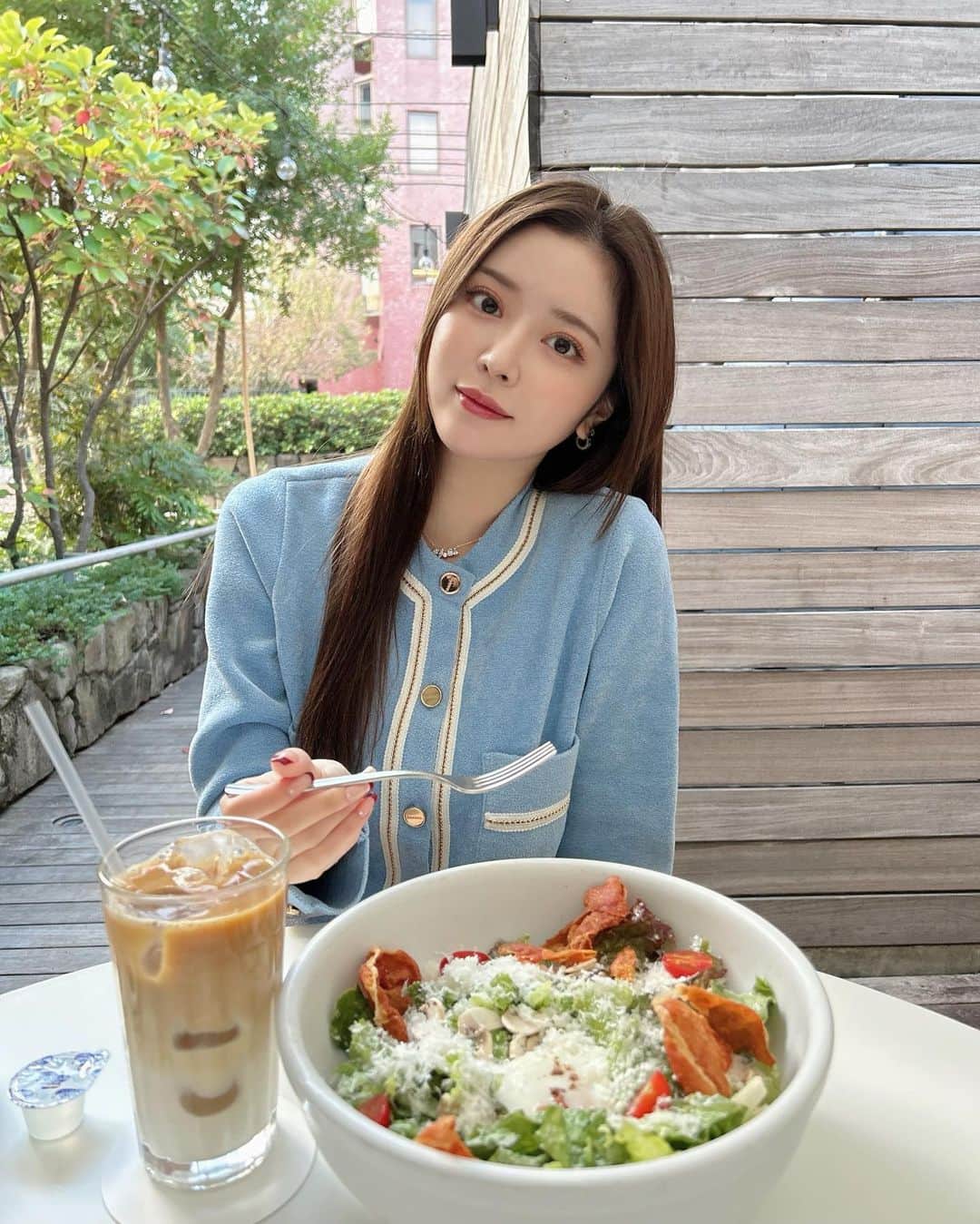 山本月のインスタグラム：「サラダランチ🥗した日💚 crisscrossのサラダ美味しくてすき！  写真は安定の彼が撮ってくれた👦🏻  #crisscross」