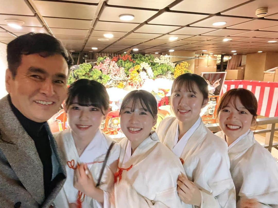 石原良純さんのインスタグラム写真 - (石原良純Instagram)「11日は一の酉。4年ぶりに大勢の友人と上海蟹を食べて、観光バスを借りて浅草の鷲神社へ乗り込んだ。 御祈祷を受けて、熊手を買って、さらに直会でもう一杯。 社務所の階段の踊り場で、うら若い巫女さんに囲まれてご機嫌な僕です。」11月12日 14時15分 - yoyoshizumi