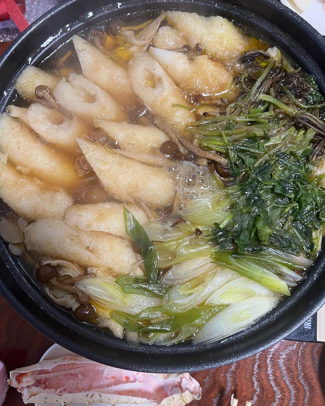 ヨネスケのインスタグラム：「きりたんぽ鍋を晩ごはんで食べました❤️ めちゃめちゃ美味しかったです。 セリの根っこまで入ってるのは、最高ですあ」