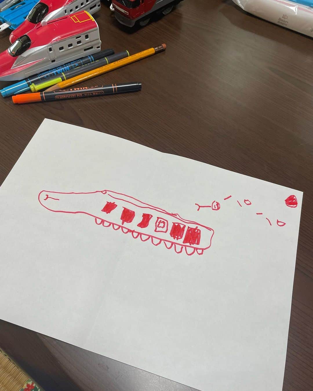 キャンヒロユキのインスタグラム：「【なんでやねん、な絵を描く3歳】  実家でワラバーが 「じじババの好きな新幹線書いてあげるー」 とのことで、ババリクエストの「新幹線こまち」を描いていました。  完成した絵を説明してもらったら  【早く走るから窓ガラスが割れて、パパが飛んでいってしまった新幹線こまち】  とのこと。  確かに窓割れてパパ飛んで行ってるねー、ってなんでやねん！  その後、お菓子パーティーするとのことでネームプレート作って招待されました。セレブだなー。  （ママは本日お出かけ中）  みなさまステキな休日をお過ごしください^_^」