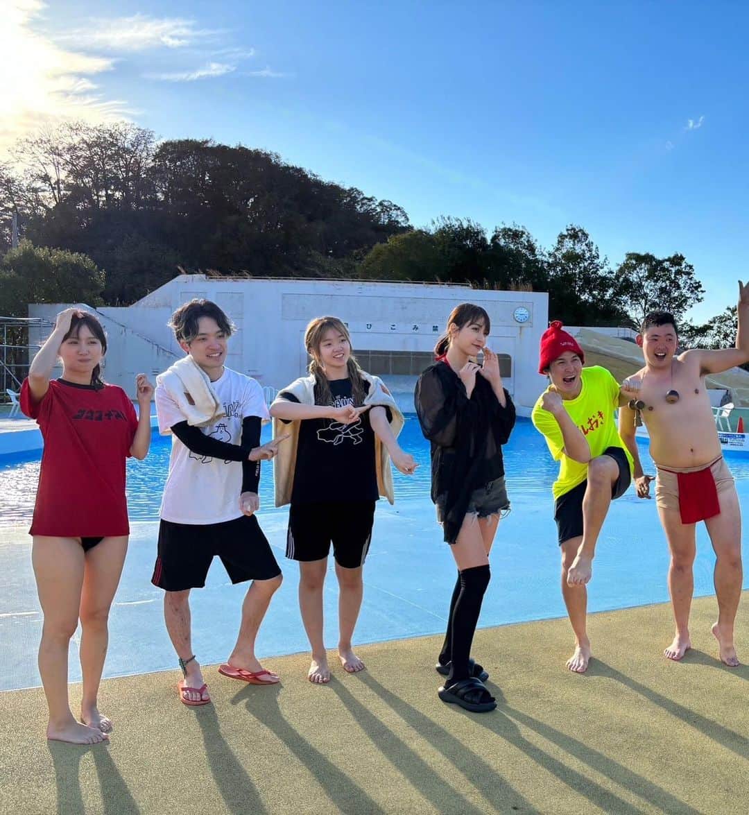 はりーさんのインスタグラム写真 - (はりーInstagram)「昨日の歌唱熱波師デビューに来てくれた方が予想以上にたくさんいて大反響で納めました🤭♨️ 私の歌に合わせて北欧のアウフギーサーさんに入ってもらいスペシャルコラボでした🈂️✨  昨日のセットリストは 1回目は私のカバーアルバムでも出している ①君の知らない物語り ②ゴッドノウズ 2回目の会では ③ブルーバード ④千本桜 をサウナ室で熱唱させてもらいました♨️ 全国196ヵ国聞くことができます！iTunesでもYouTubeでも聴けるので探してみてね  みんな立ち見で何重にもなるくらい満室で大盛況で涙ちょちょぎれました🈂️☺️🈵 アイドル時代のオタクが来てくれたりするとやっぱり嬉しいっっ！！！ だからいつでも会いに来てね  そして重大告知‼️‼️  次は11/25の神社サウナ⛩️です✨ その次の予定もすでに決まってます…🎧♡ 次からは熱波師として皆さんといい汗をかきつつ楽しみたいです✨  たくさんの笑顔の皆さんと会えるのを楽しみにしています🈂️✨✨  #サウナーお姉さん#サウナーお姉さん熱波師#サウナ#サウナお姉さん#正装#歌手#蒼天のハリー#白雪りら   白雪りら　プロフィール  現在インフルエンサーとして100万人を超える総フォロワーをもつ。KOSE夏女ソニアの母親を持ち子役からモデル活動を開始。 札幌コレクションで大々的にデビュー。 その後TOKYO GIRL AWARD、東京ガールズコレクションに出演。 2018年1月にシングル『ハピハピ/Memories』がドラマ『特命係長 只野仁 』の主題歌に抜擢され、シンガーとしてメジャーデビュー。 その後アニメのedにも抜擢され、アニソン歌手になる。 声優としてゲームボイスやアニメラブ米にも出演した。 『サンデージャポン』や『ビーバップ!ハイヒール』などのバラエティ番組に多数出演。 今はサウナ美女、北海道出身美女 脱ぐとすごい歌のお姉さん、無加工お姉さんとして日本中を飛びまわっている」11月12日 14時27分 - kirarin_harry_official