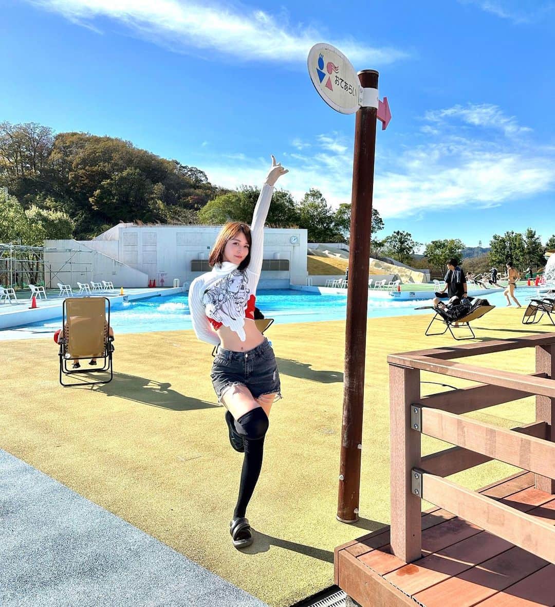 はりーさんのインスタグラム写真 - (はりーInstagram)「昨日の歌唱熱波師デビューに来てくれた方が予想以上にたくさんいて大反響で納めました🤭♨️ 私の歌に合わせて北欧のアウフギーサーさんに入ってもらいスペシャルコラボでした🈂️✨  昨日のセットリストは 1回目は私のカバーアルバムでも出している ①君の知らない物語り ②ゴッドノウズ 2回目の会では ③ブルーバード ④千本桜 をサウナ室で熱唱させてもらいました♨️ 全国196ヵ国聞くことができます！iTunesでもYouTubeでも聴けるので探してみてね  みんな立ち見で何重にもなるくらい満室で大盛況で涙ちょちょぎれました🈂️☺️🈵 アイドル時代のオタクが来てくれたりするとやっぱり嬉しいっっ！！！ だからいつでも会いに来てね  そして重大告知‼️‼️  次は11/25の神社サウナ⛩️です✨ その次の予定もすでに決まってます…🎧♡ 次からは熱波師として皆さんといい汗をかきつつ楽しみたいです✨  たくさんの笑顔の皆さんと会えるのを楽しみにしています🈂️✨✨  #サウナーお姉さん#サウナーお姉さん熱波師#サウナ#サウナお姉さん#正装#歌手#蒼天のハリー#白雪りら   白雪りら　プロフィール  現在インフルエンサーとして100万人を超える総フォロワーをもつ。KOSE夏女ソニアの母親を持ち子役からモデル活動を開始。 札幌コレクションで大々的にデビュー。 その後TOKYO GIRL AWARD、東京ガールズコレクションに出演。 2018年1月にシングル『ハピハピ/Memories』がドラマ『特命係長 只野仁 』の主題歌に抜擢され、シンガーとしてメジャーデビュー。 その後アニメのedにも抜擢され、アニソン歌手になる。 声優としてゲームボイスやアニメラブ米にも出演した。 『サンデージャポン』や『ビーバップ!ハイヒール』などのバラエティ番組に多数出演。 今はサウナ美女、北海道出身美女 脱ぐとすごい歌のお姉さん、無加工お姉さんとして日本中を飛びまわっている」11月12日 14時27分 - kirarin_harry_official