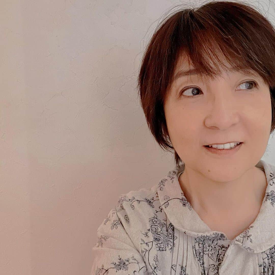 藤田朋子のインスタグラム：「寒い！と引っ張り出したチュニック ボタンが取れてたりなんだり 車の温度を上げてみた  #このチュニック欲しい人いるかな #苺園のガチャボンに入れようかな」