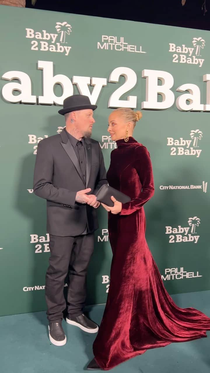 People Magazineのインスタグラム：「The husbands need a picture together of course! 😂❤️ #Baby2BabyGala」