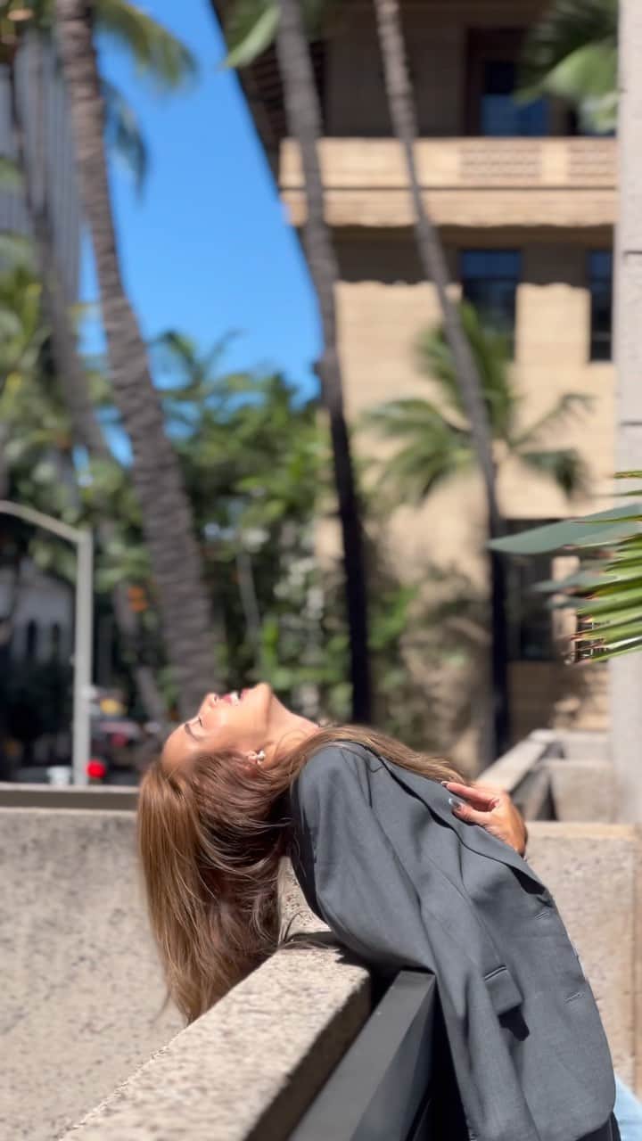 Mieのインスタグラム：「ハワイにいます😋だ さて話は全然変わり、みんなは裏切り経験ある？ よく考えたら、わたし裏切ったこともあるし裏切られたこともある。  結果、裏切るよりも裏切られた方がまだいいなって。 これからは関わる人を出来るだけ傷つけないように接していきたい。  万が一裏切られても、信じる自分が好きだし、心が楽になる🤍  信用していたお友達に裏切られても、大好きだった彼の信用がなくなっても、会社でいざこざあっても、また誰かを信じて愛していこう✨  疑って生きるより信じる方が彩り豊かな人生になる🤍  #ハワイ生活 #ハワイ #love #lovequotes  #momlife  #friends」
