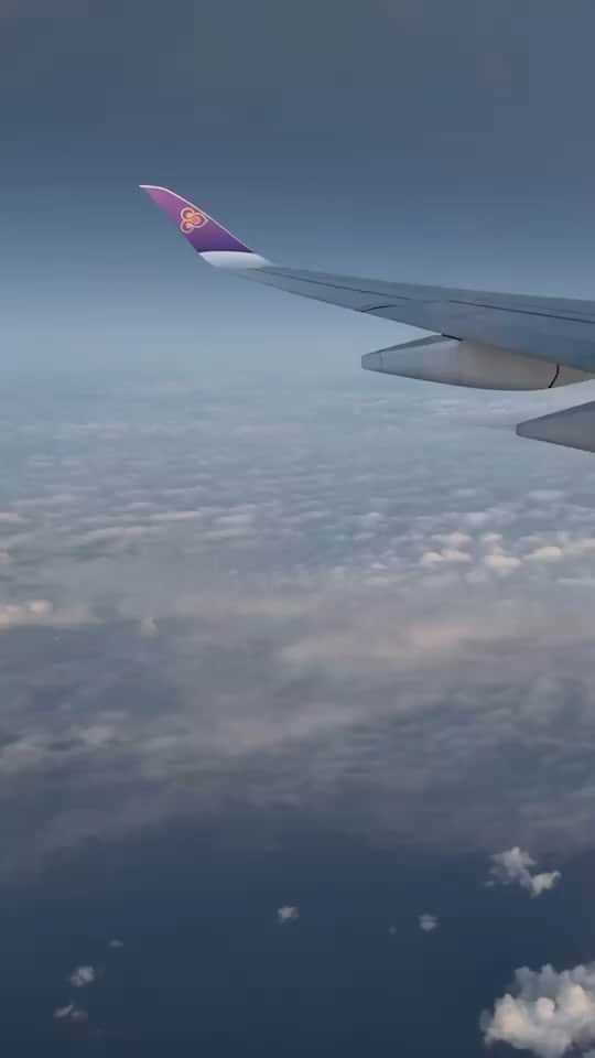 タイ航空のインスタグラム：「Embarking on a journey with Thai Airways ✈️ The mesmerizing wings outside my window as we soar towards the Land of the Rising Sun 🇯🇵 Excitement fills the air, and Japan awaits with open arms.  Credit Video : Khun Suparuj  #TravelWithThaiAirways #WingsOverJapan #windowseatviews」