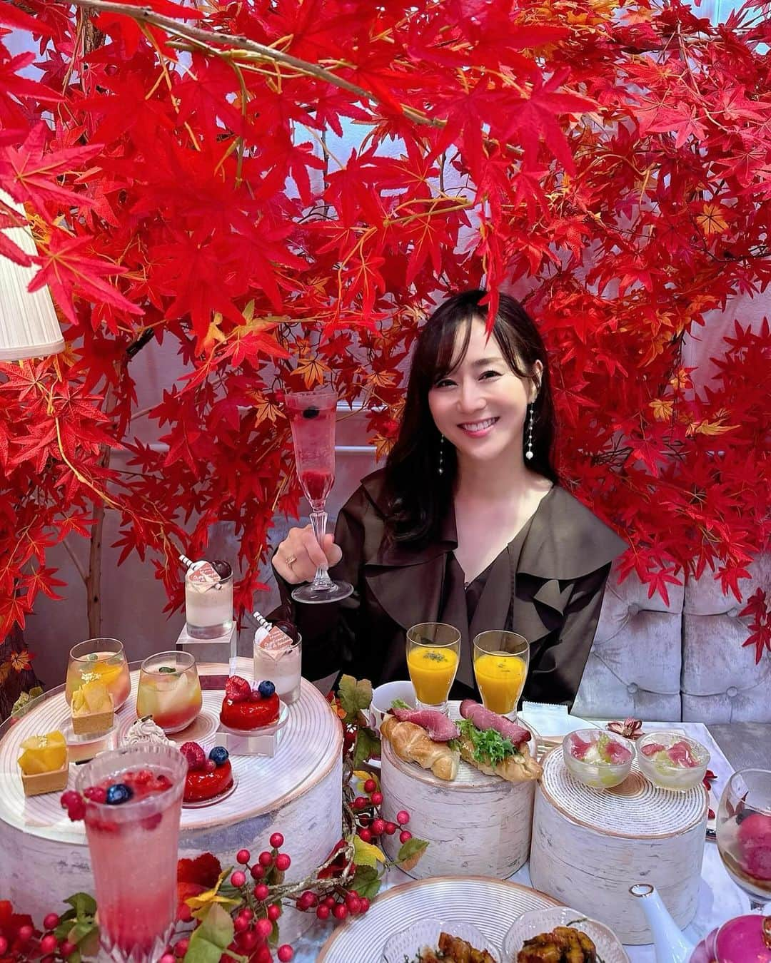 村上麻衣のインスタグラム：「党首、たまには映える🥰🌰🍇🍏  シーズンごとにコンセプトが変わる 📍オートクチュールカフェ表参道 @hautecouturecafe_official   11/8〜12/6は『マロンフルーツアフタヌーンティー』🌰🍇🍏  11月限定のこのコースは、 秋の真っ赤な紅葉の中で 秋の味覚を味わうアフタヌーンティーです🍁✨  熊本阿蘇産和栗を始め、お芋、かぼちゃ、 巨峰、カシス、和梨、洋梨、柿など秋の味覚をまとめて楽しめるメニュー🍰  半日かけた低温調理の豚肉のコンフィや 名古屋名物「ひつまぶし」など、 セイボリーも充実でした😋 もちろんぺろり完食。  今年は人が多すぎるからと京都の紅葉は諦めたので、 まずは表参道で紅葉狩りできて楽しかったです🤭♡  毎月テーマが変わるので、 来月も楽しみです✨  表参道駅からすぐです。  ┈┈┈┈┈┈┈ ❁ ❁ ❁ ┈┈┈┈┈┈┈┈ ■メニュー 11/8～12/3期間限定Maron and Fruits Afternoon Tea  【Parfait Glass】 巨峰とカシスとキャラメルのパルフェ  【First stand】 マロンムースとほうじ茶のブラマンジェ 3種ベリーのムース 柿のタルトタタン  【Second stand】 熊本阿蘇産和栗のモンブラン　金時芋とともに マチェドニア 梨、葡萄、生ハムのサラダ　グラナパダーノチーズをかけて  【Third stand】 ローストビーフととろけるチーズのサンドイッチ かぼちゃスープ  【Plate】 ひつまぶし（出汁、山葵、葱） 豚肉のコンフィ　きのこソースとともに  【Special】 フランボワーズのピューレとベリーがたっぷり入った期間限定ドリンク  【Free Drink】 Tea (Ice/Hot) Earl Gray Darjeeling Apple Rooibos Chai Spice(hot) Hojicha latte(ice) Coffee (Ice/Hot)  #オートクチュールカフェ表参道 #表参道カフェ #表参道ランチ #表参道グルメ #東京カフェ #東京グルメ #東京ランチ #映えスポット #映えスイーツ」